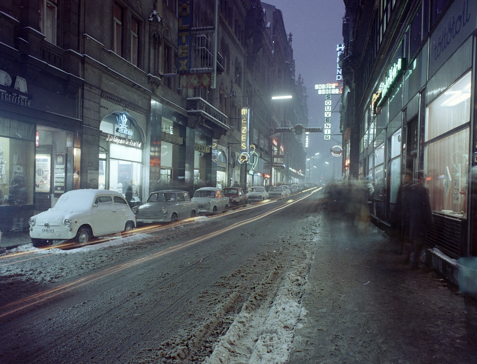 Magyarország, Budapest V., Kígyó utca a Ferenciek tere (Felszabadulás tér) felé nézve., 1971, FŐFOTÓ, Budapest, Fortepan #215087
