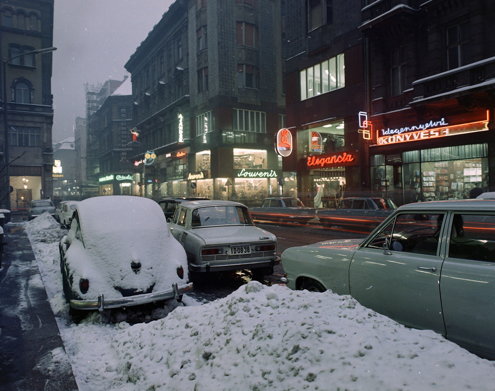Magyarország, Budapest V., Váci utca a Haris köz torkolata felé nézve., 1971, FŐFOTÓ, rendszám, Budapest, színes, neon felirat, Fortepan #215088