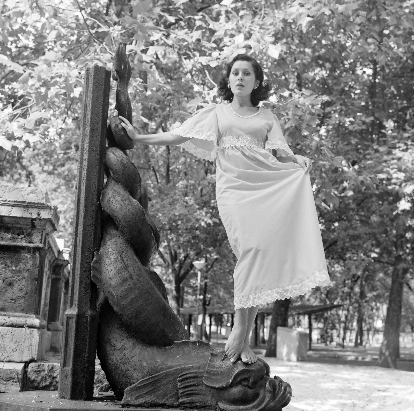 Magyarország, Városliget, Budapest XIV., divatfotózás a Városligeti-tó partján. A delfinpár szobra eredetileg a pesti alsó (Rudolf) rakparti teherhajó kikötő öntöttvas kerítése mellett volt. Puszta Gréti manöken., 1971, FŐFOTÓ, Budapest, Fortepan #215117
