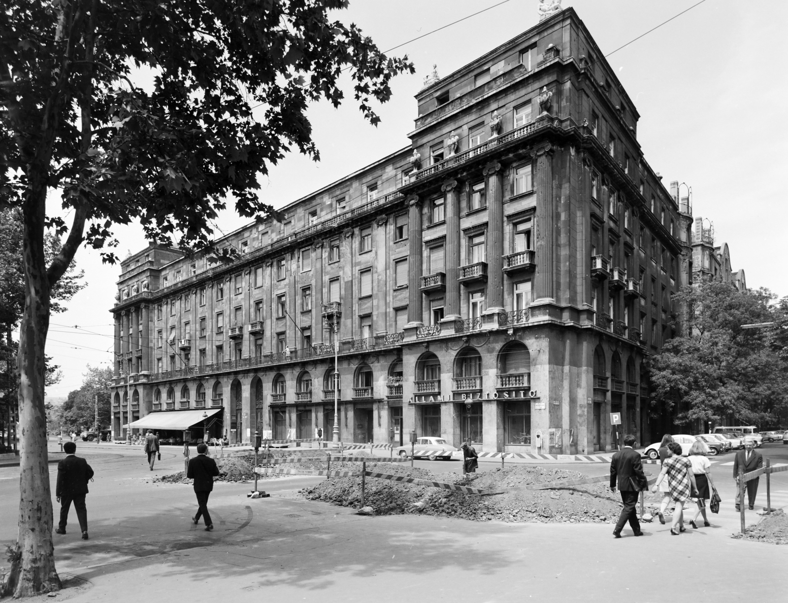 Magyarország, Budapest V., Kossuth Lajos tér 13-15., jobbra a Falk Miksa (Néphadsereg) utca., 1971, FŐFOTÓ, Budapest, Fortepan #215120