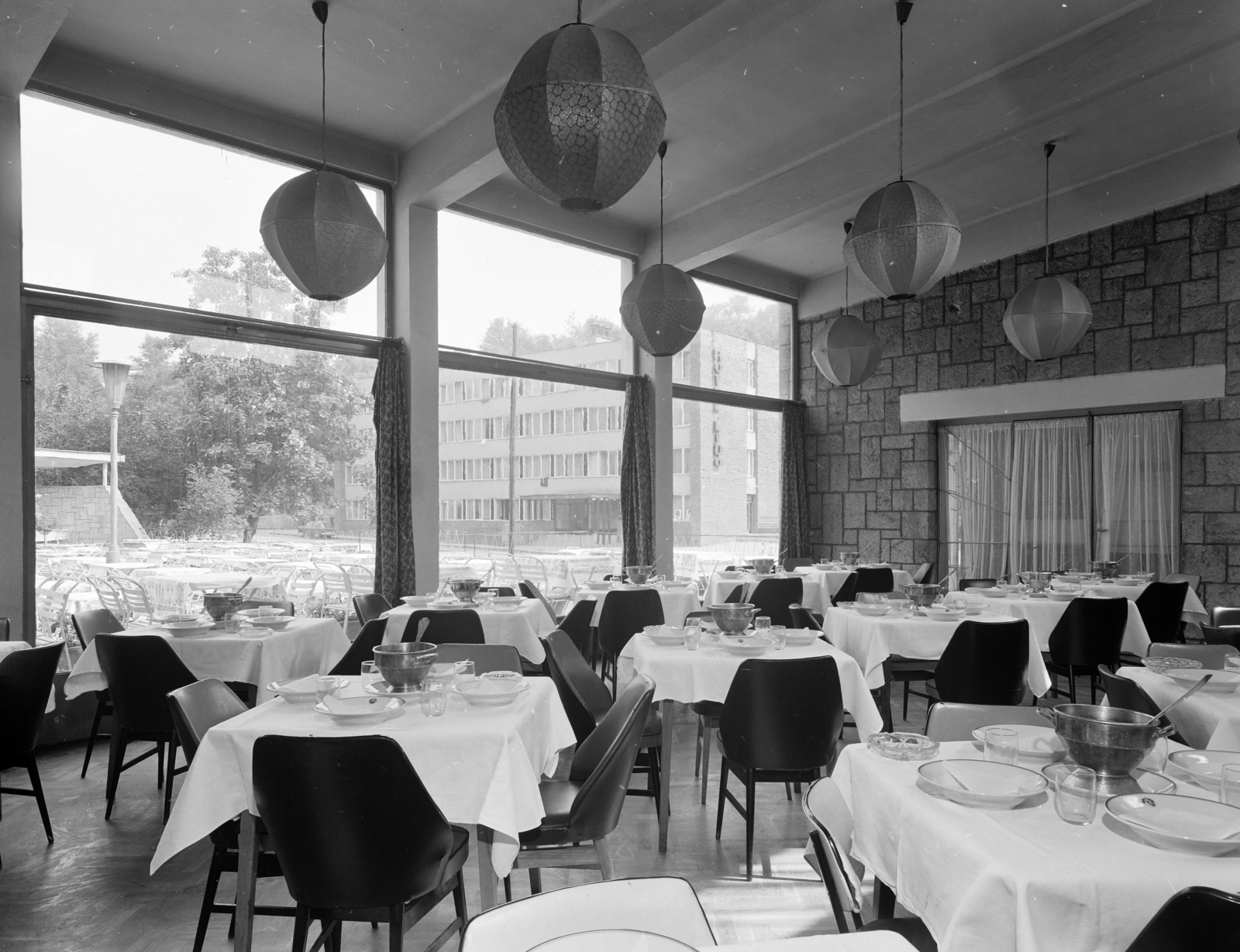 Hungary, Miskolc,Miskolctapolca, Győri utca, Kisvadász étterem, a portál üvegen át a Hotel Lídó látszik., 1971, FŐFOTÓ, hospitality, Fortepan #215146