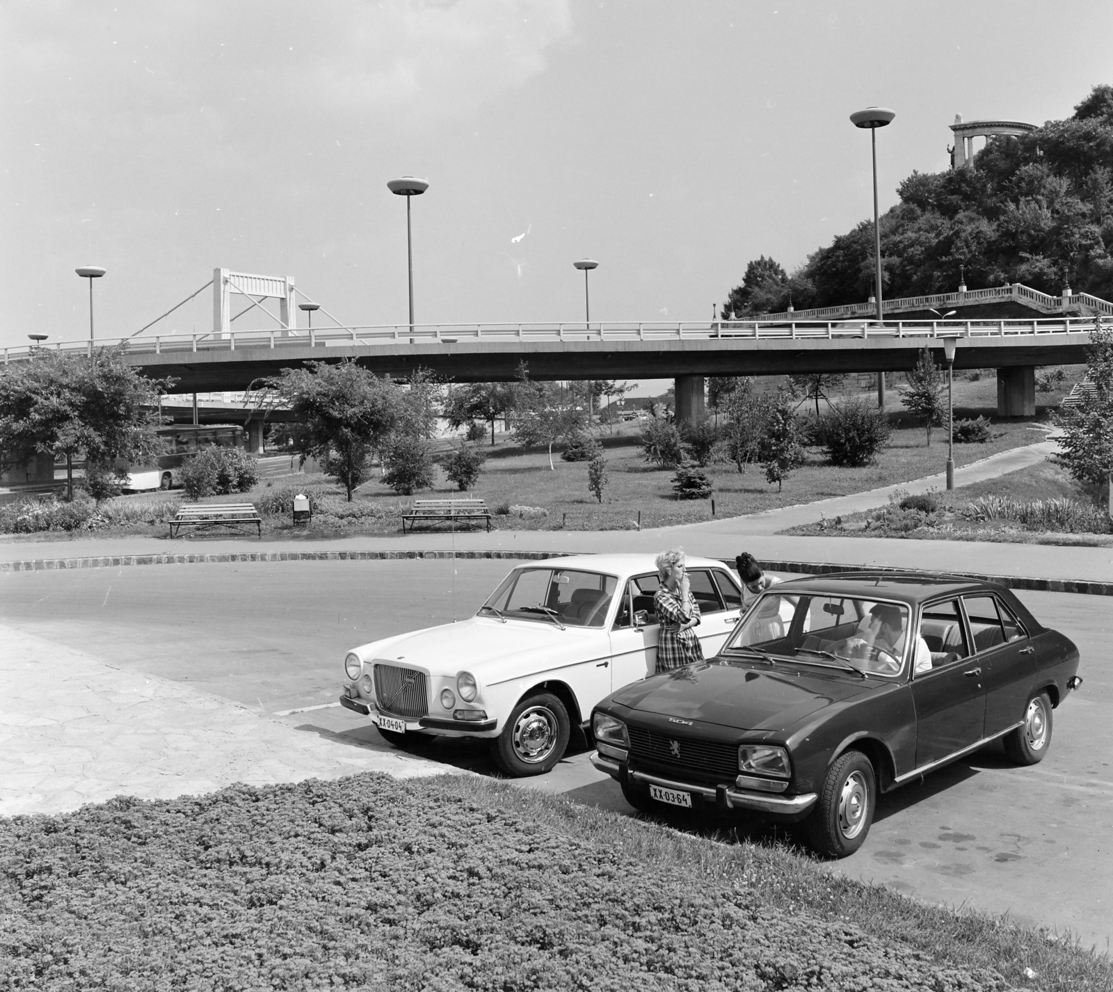 Magyarország, Budapest I., Hadnagy utca a Krisztina körút közelében. A felvétel a Rác fürdő előtti parkolóban készült., 1971, FŐFOTÓ, Volvo-márka, Peugeot-márka, rendszám, Volvo 164, Budapest, Peugeot 504, Fortepan #215154