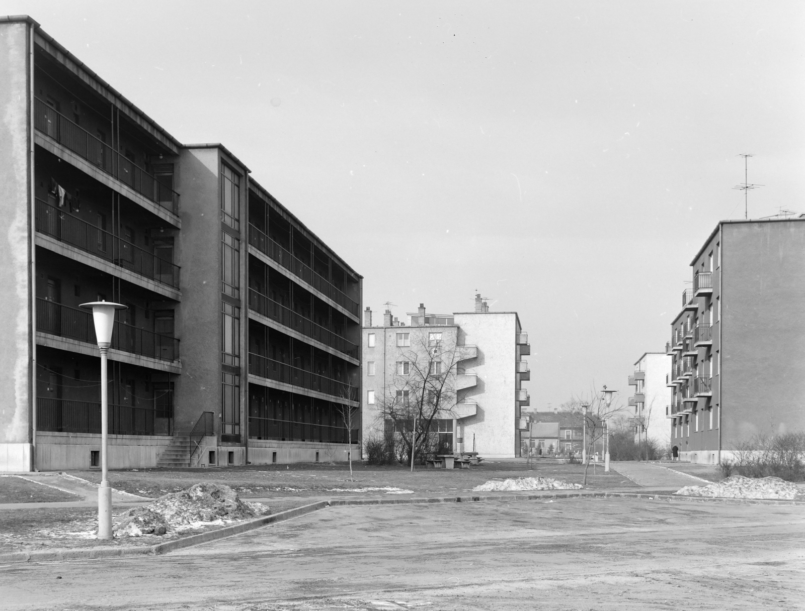 Magyarország, Budapest XIX., Pannónia út, balra a 49., jobbra a 47. számú ház, a kettő között háttérben a Zoltán utca 70. számú ház hátsó homlokzata., 1971, FŐFOTÓ, Budapest, Fortepan #215159