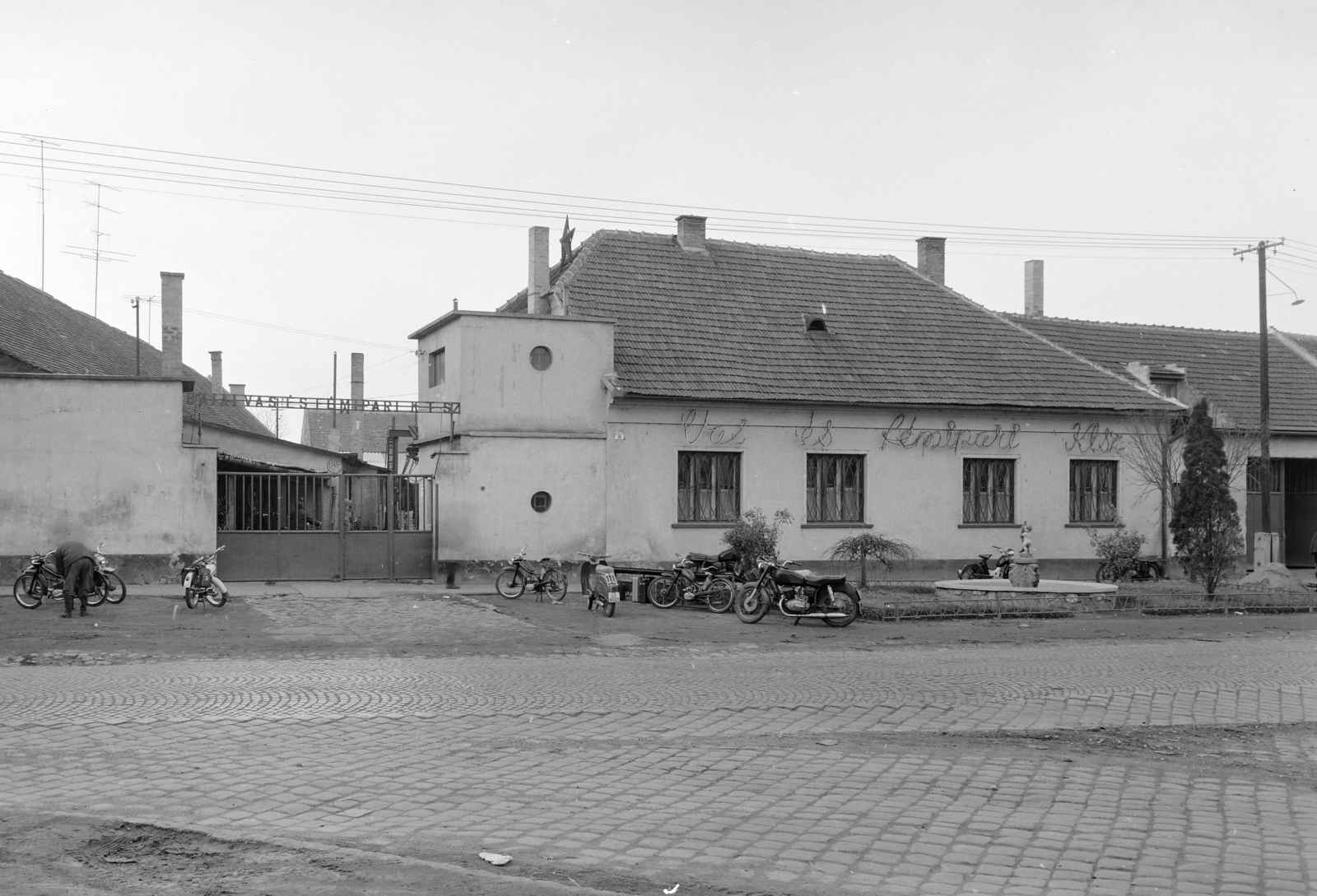 Magyarország, Baja, Dózsa György út 30., Bajai Vas- és Fémipari Szövet­kezet., 1971, FŐFOTÓ, segédmotor, motorkerékpár, Fortepan #215174