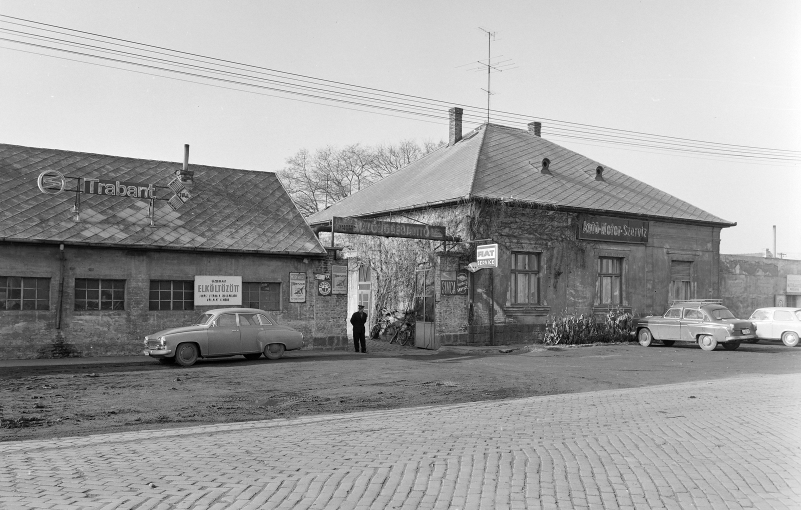 Magyarország, Kecskemét, Külső-Szegedi út 1., Kecskeméti Autó- és Gépjavító KTSZ., 1971, FŐFOTÓ, Wartburg 311/312, kerékpár, Trabant-márka, gépjárműszerviz, Fortepan #215175