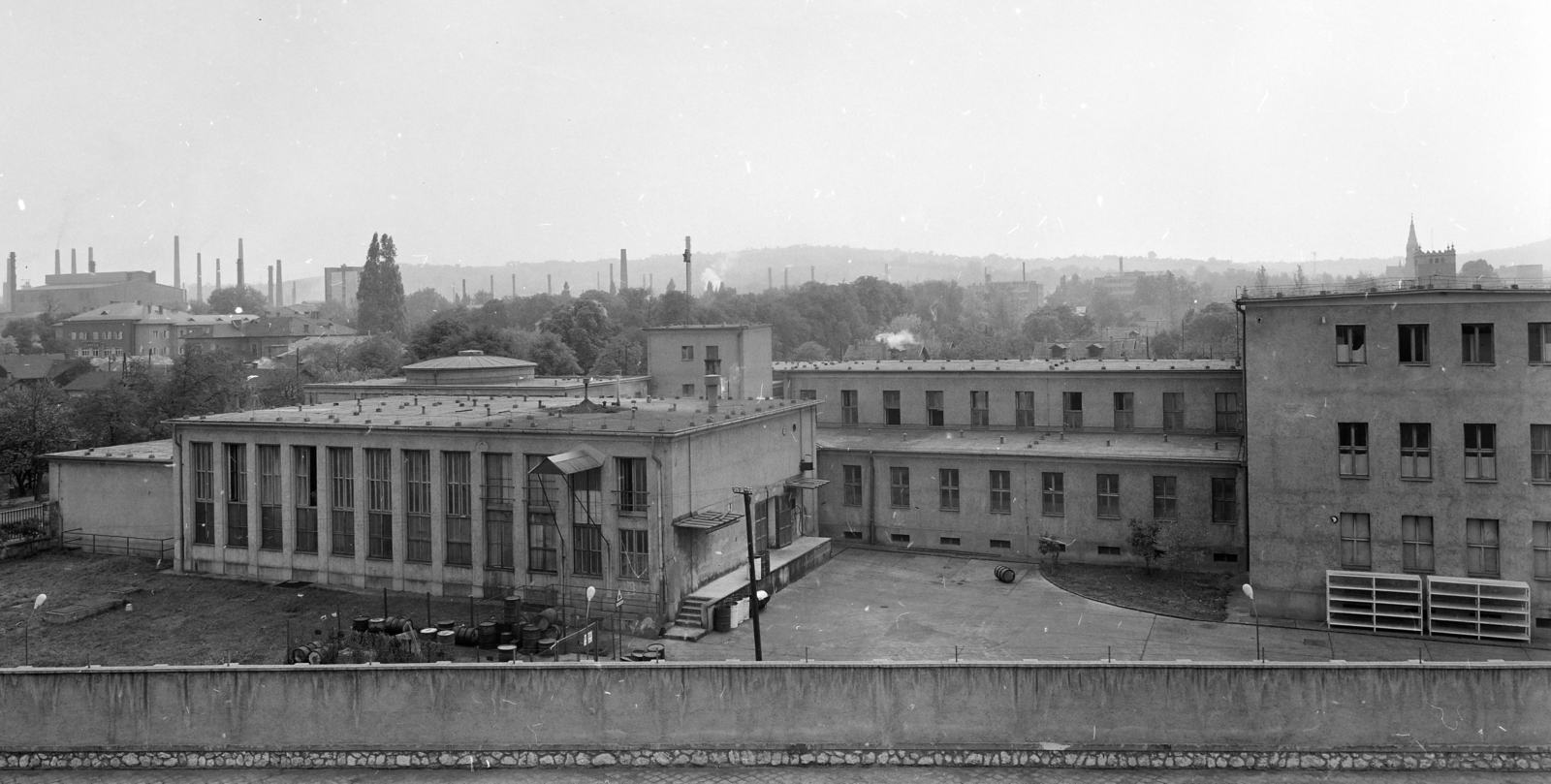 Magyarország, Diósgyőr, Miskolc, Magyar Édesipar Szerencsi Csokoládégyár diósgyőri üzeme. Háttérben a Diósgyőr-vasgyári evangélikus templom és mögötte a Diósgyőr-vasgyári római katolikus templom tornya., 1971, FŐFOTÓ, Fortepan #215182