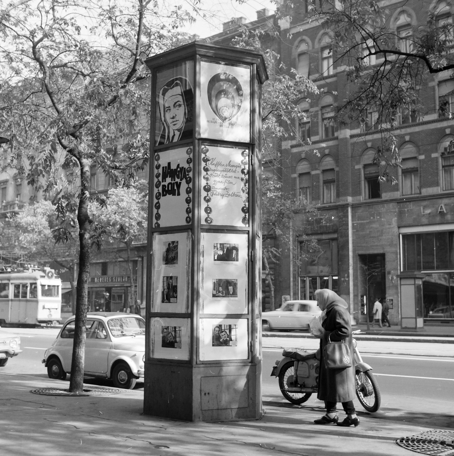 Magyarország, Budapest VII., Erzsébet (Lenin) körút, a Fővárosi Moziüzemi Vállalat (FŐMO) által forgalmazott film hirdetése, háttérben a 21. és 19-es számú ház., 1971, FŐFOTÓ, Budapest, Fortepan #215189