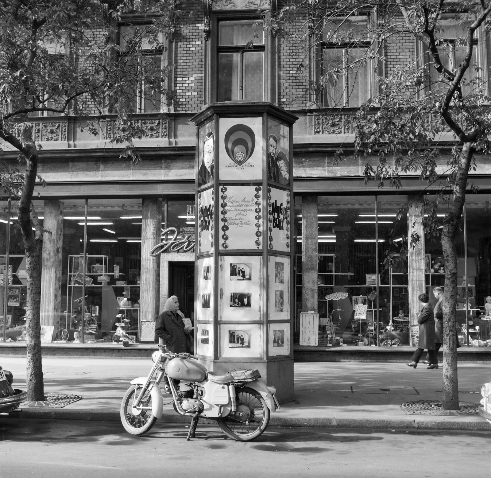 Magyarország, Budapest VII., Erzsébet (Lenin) körút, a 24-es számú ház előtt a Fővárosi Moziüzemi Vállalat (FŐMO) által forgalmazott film hirdetése., 1971, FŐFOTÓ, Budapest, Fortepan #215190