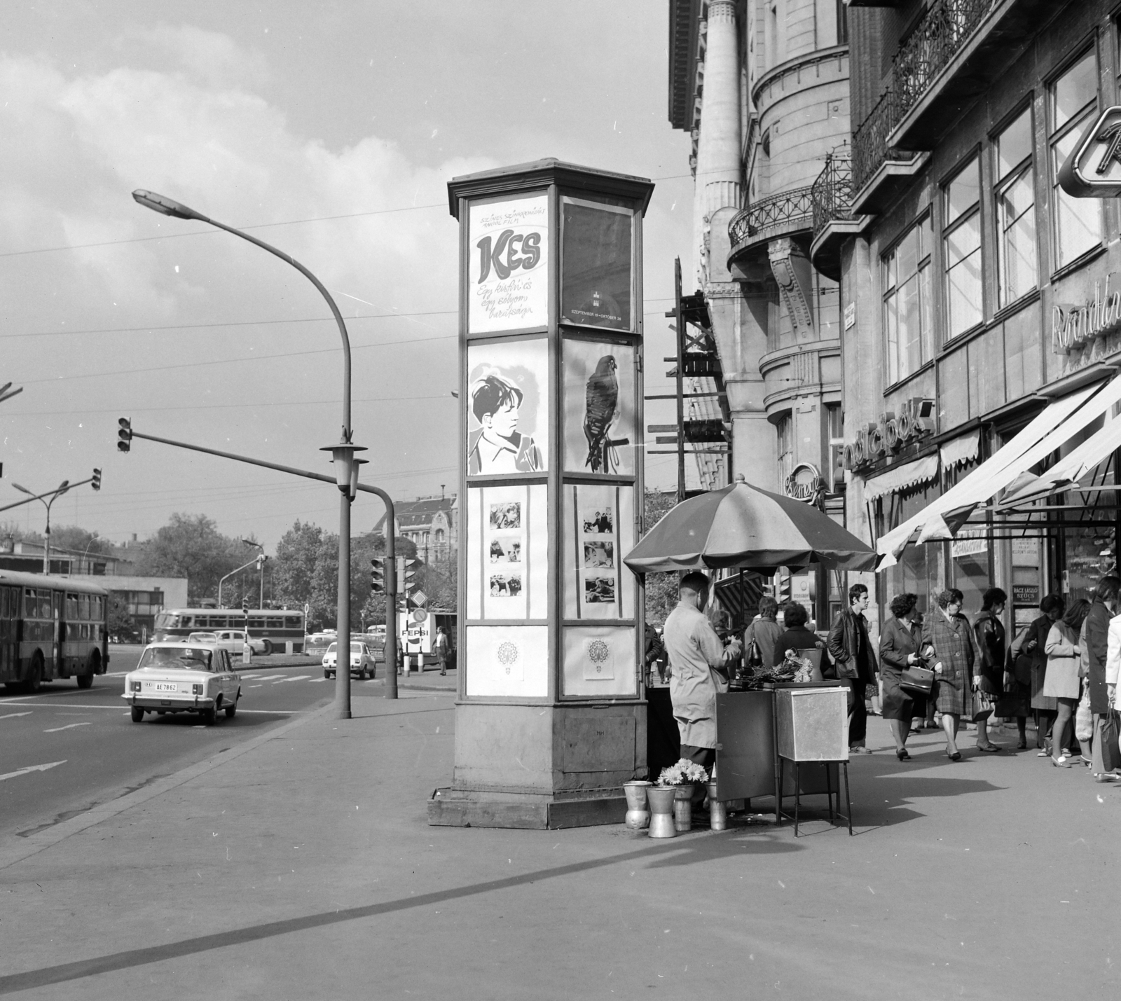 Magyarország, Budapest VI., Károly (Tanács) körút az Erzsébet (Engels) tér felé nézve, a Fővárosi Moziüzemi Vállalat (FŐMO) által forgalmazott film hirdetése., 1971, FŐFOTÓ, Budapest, Fortepan #215193