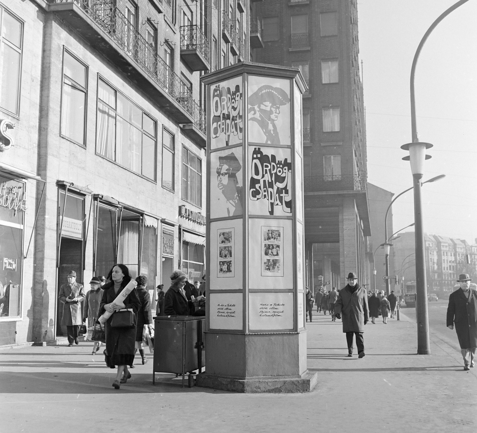 Magyarország, Budapest VII., Károly (Tanács) körút a Madách Imre tér felé nézve. Előtérben a Fővárosi Moziüzemi Vállalat (FŐMO) által forgalmazott film hirdetése., 1971, FŐFOTÓ, Budapest, Fortepan #215195