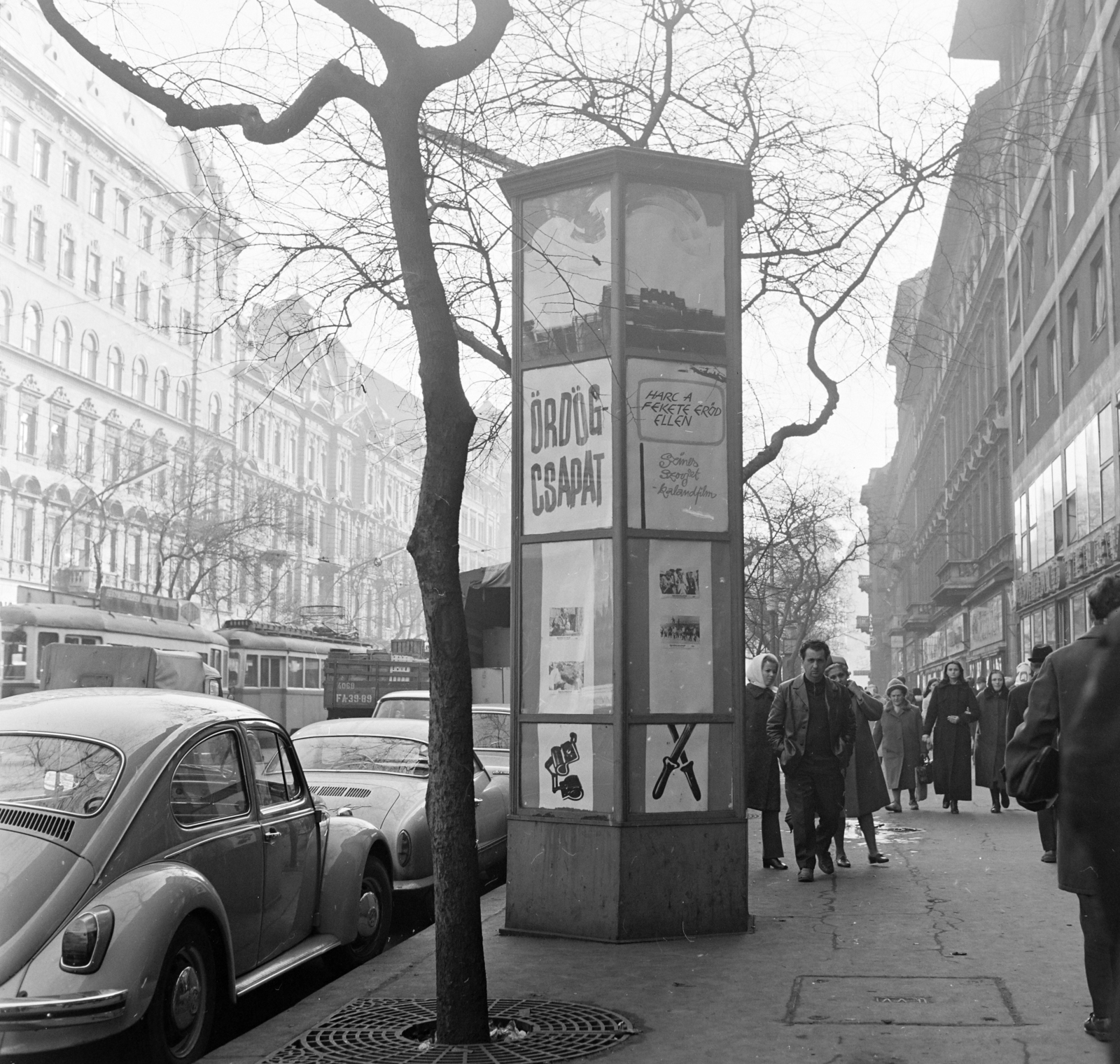 Hungary, Budapest VII., Erzsébet (Lenin) körút a Dohány utca felé nézve. Előtérben a Fővárosi Moziüzemi Vállalat (FŐMO) által forgalmazott film hirdetése., 1971, FŐFOTÓ, Budapest, Fortepan #215197