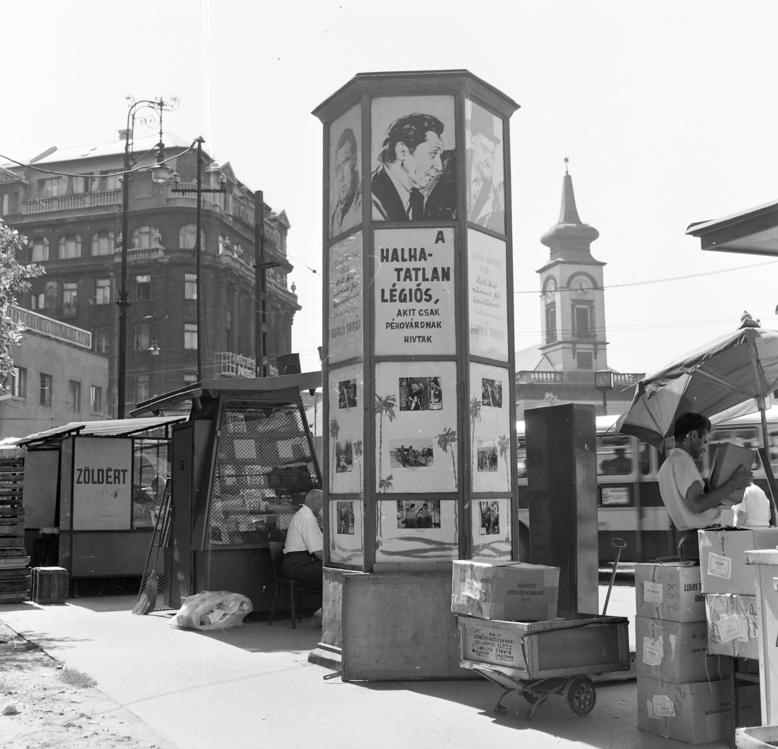 Magyarország, Budapest VIII.,Budapest IX., Kálvin tér a Múzeum utca és a Baross utca közötti tűzfal előtt. A Fővárosi Moziüzemi Vállalat (FŐMO) által forgalmazott film hirdetése mögött, balra az Állami Biztosító központi épülete, jobbra a református templom., 1971, FŐFOTÓ, Budapest, Fortepan #215199