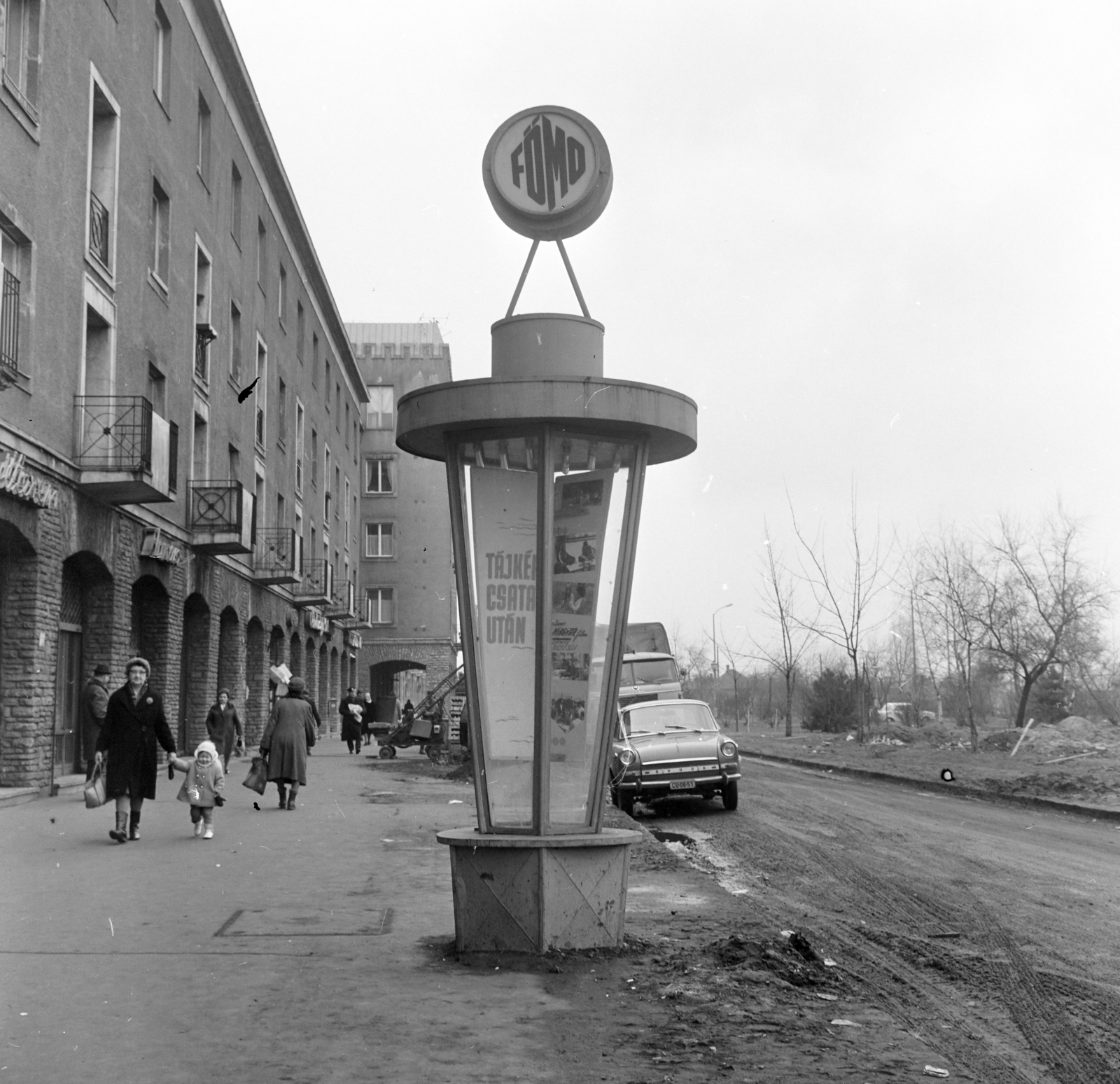 Magyarország, Budapest XIV., Örs vezér tere a Kerepesi úttól a Bolgárkertész (Martos Flóra) utca felé nézve. A Fővárosi Moziüzemi Vállalat (FŐMO) által forgalmazott filmeket hirdető vitrinoszlop., 1971, FŐFOTÓ, Budapest, Fortepan #215200