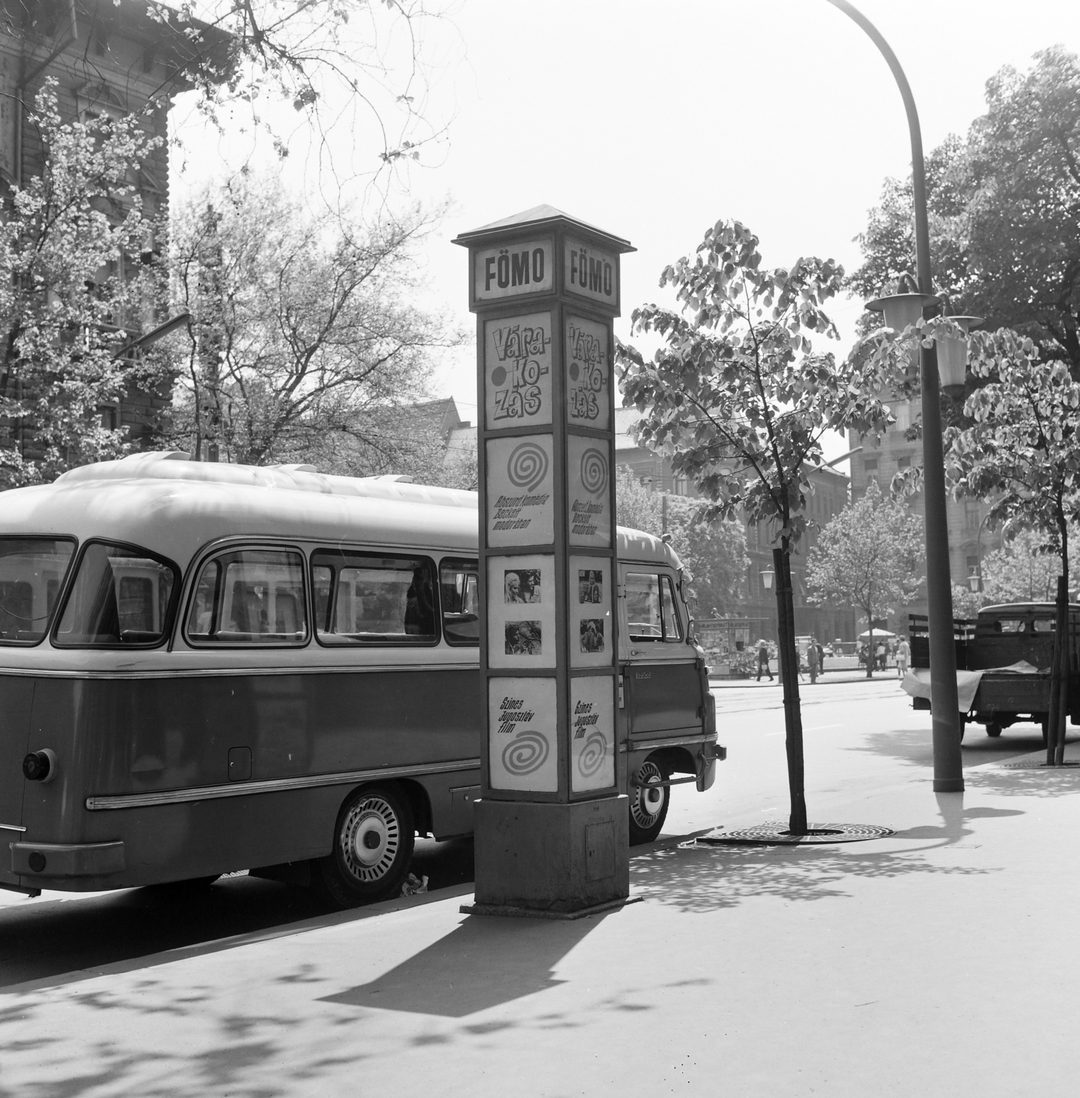 Magyarország, Budapest VIII., József körút a Rákóczi tér felé nézve. Előtérben a Fővárosi Moziüzemi Vállalat (FŐMO) által forgalmazott filmek hirdetőoszlopa., 1971, FŐFOTÓ, autóbusz, Robur-márka, Budapest, Robur Lo 2500, Fortepan #215209