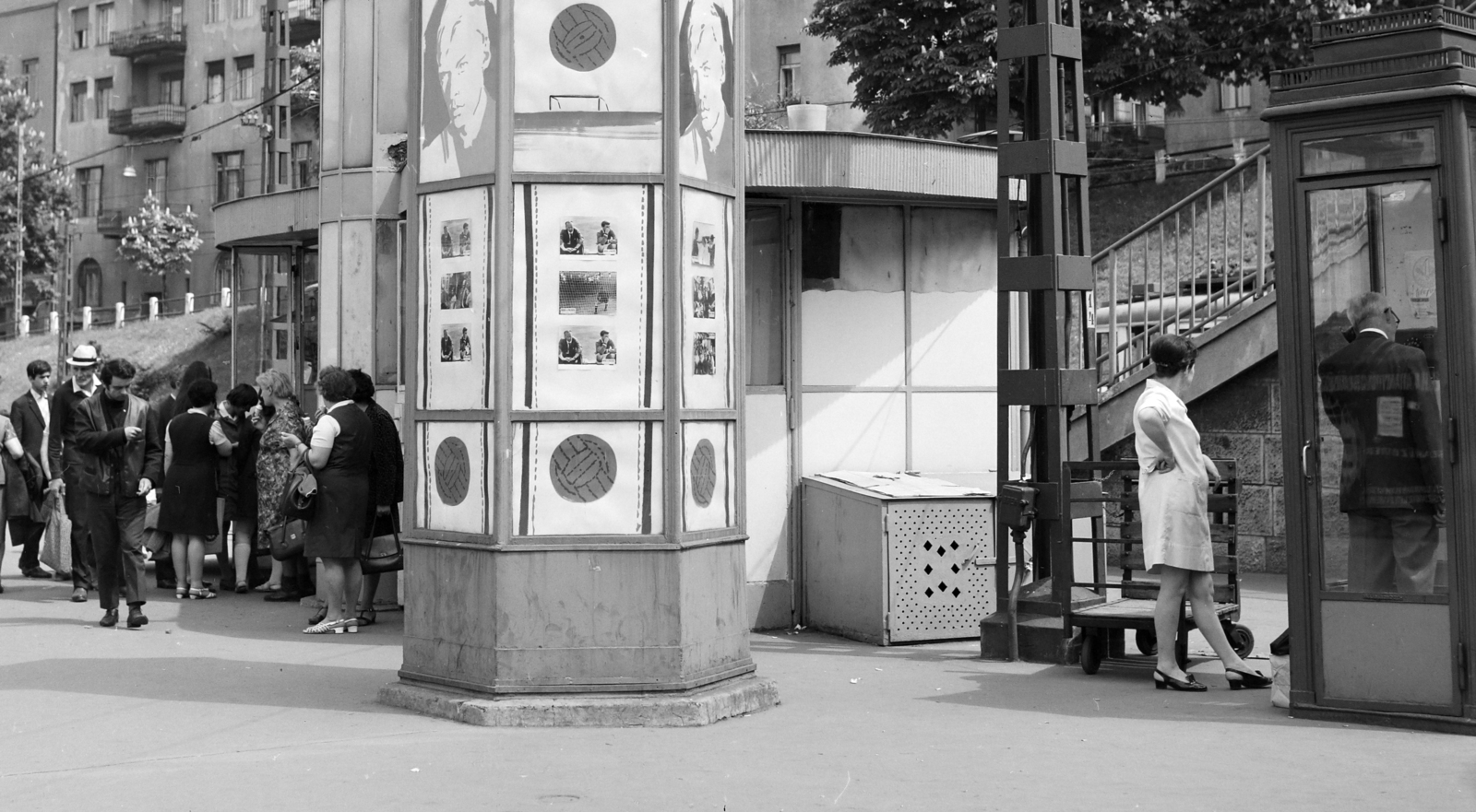 Magyarország, Budapest II., Széll Kálmán (Moszkva) tér, a Fővárosi Moziüzemi Vállalat (FŐMO) által forgalmazott film hirdetése a Várfok utcához vezető felüljárónál. Háttérben a Vérmező út házsora., 1971, FŐFOTÓ, Budapest, Fortepan #215211