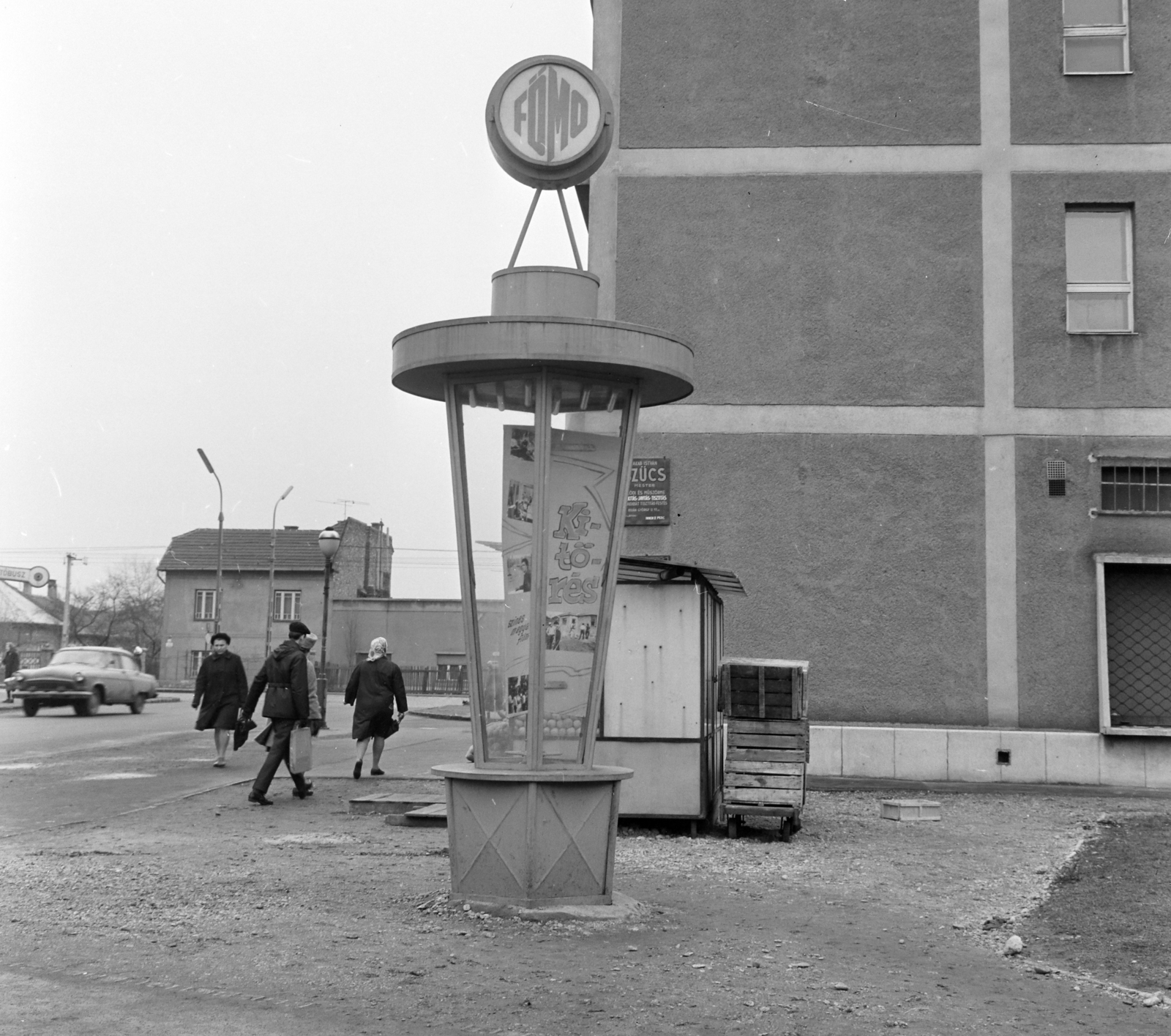 Magyarország, Budapest XIII., Fiastyúk (Thälmann) utca, a Fővárosi Moziüzemi Vállalat (FŐMO) által forgalmazott filmeket hirdető vitrinoszlop. Balra a Béke utca házai látszanak., 1971, FŐFOTÓ, Budapest, Fortepan #215215