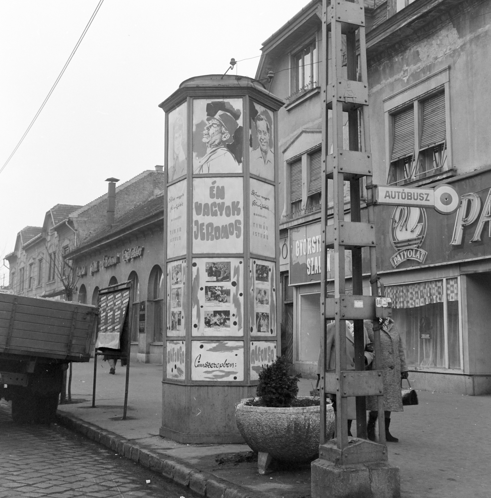 Magyarország, Budapest IV., Árpád út, a Fővárosi Moziüzemi Vállalat (FÖMO) által forgalmazott film hirdetése a 68-as számú ház előtt., 1971, FŐFOTÓ, Patyolat Vállalat, Budapest, Fortepan #215216