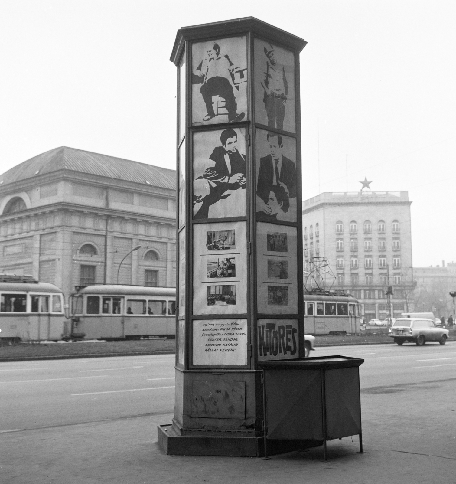 Hungary, Budapest VI., Károly (Tanács) körút a Deák Ferenc tér felé nézve, a Fővárosi Moziüzemi Vállalat (FŐMO) által forgalmazott film hirdetése., 1971, FŐFOTÓ, Budapest, tram, ad pillar, Fortepan #215218