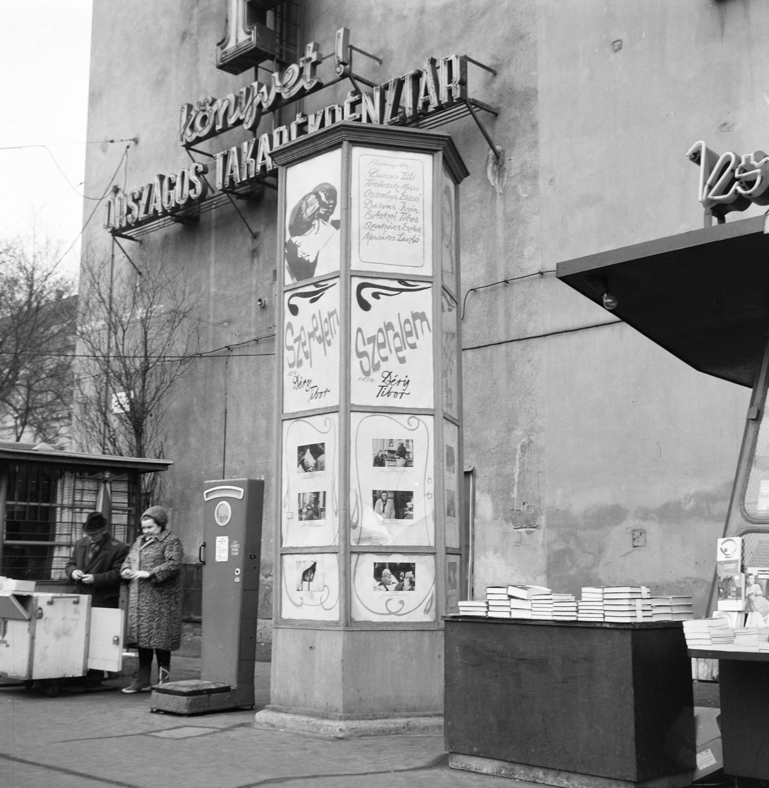 Magyarország, Budapest VIII., Kálvin tér, tűzfal a Múzeum utca és a Baross utca között, előtte a Fővárosi Moziüzemi Vállalat (FŐMO) által forgalmazott film hirdetése., 1971, FŐFOTÓ, Budapest, hirdetőoszlop, mérleg, Fortepan #215220