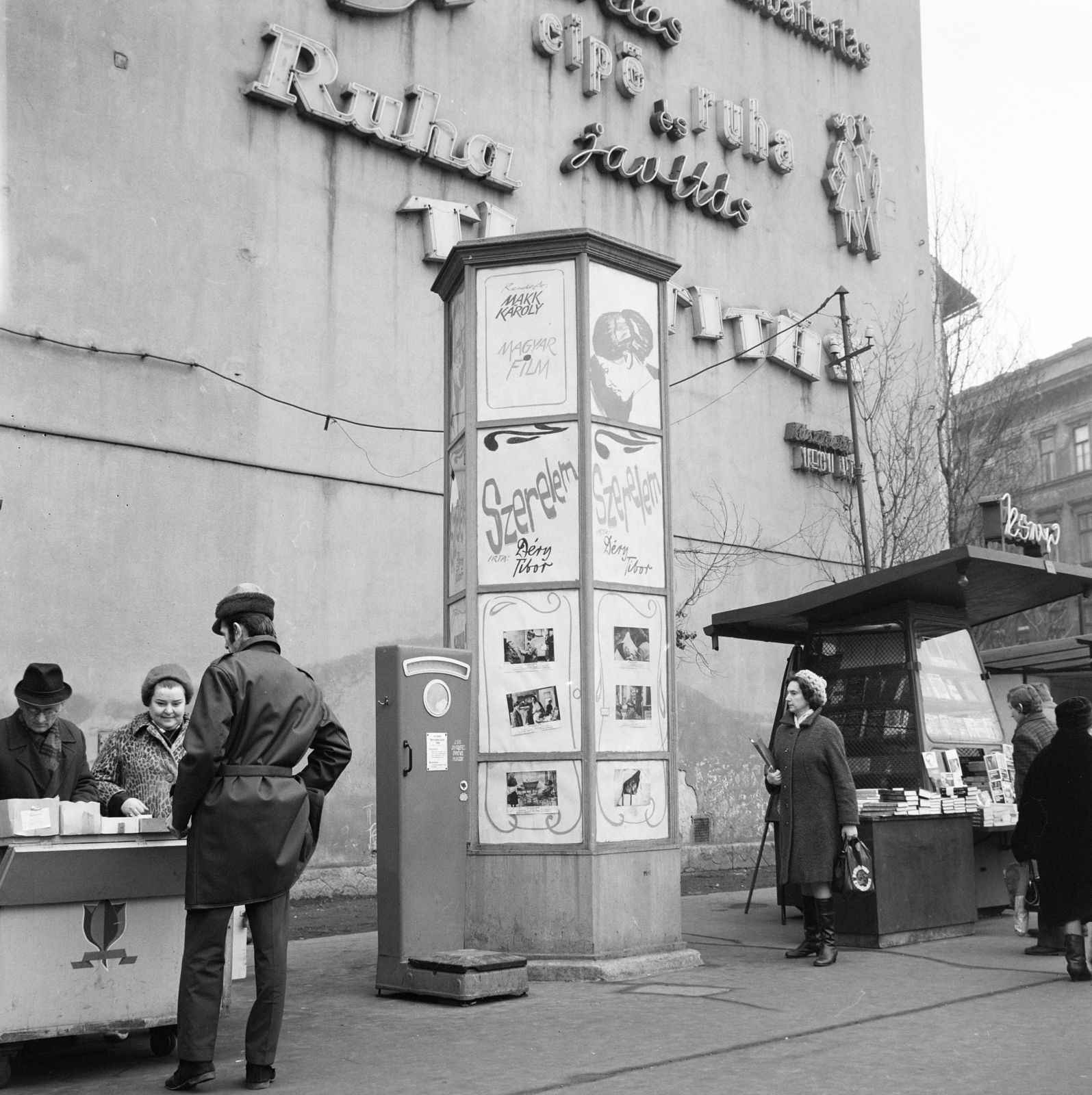 Magyarország, Budapest VIII., Kálvin tér, tűzfal a Múzeum utca és a Baross utca között, előtte a Fővárosi Moziüzemi Vállalat (FŐMO) által forgalmazott film hirdetése., 1971, FŐFOTÓ, Budapest, utcakép, hirdetőoszlop, mérleg, Fortepan #215223