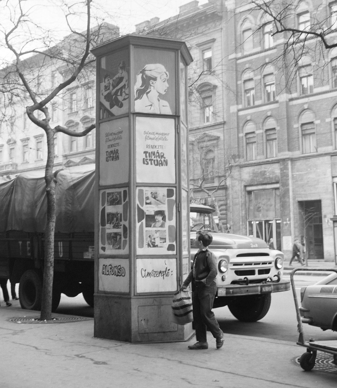 Magyarország, Budapest VII., Erzsébet (Lenin) körút, a Fővárosi Moziüzemi Vállalat (FŐMO) által forgalmazott film hirdetése, jobbra a háttérben a 19-es számú ház., 1971, FŐFOTÓ, Budapest, teherautó, hirdetőoszlop, fiú, Fortepan #215225