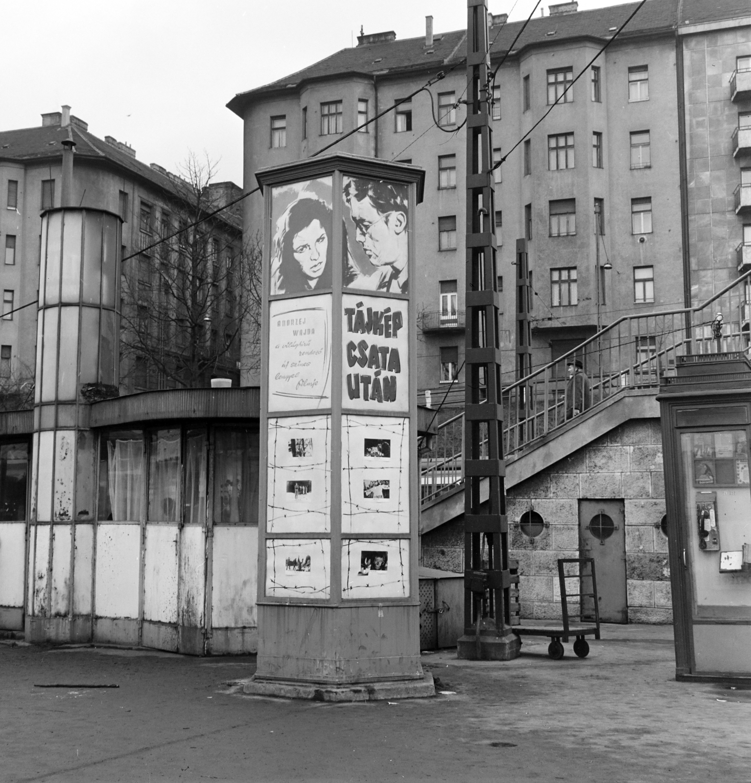 Hungary, Budapest II.,Budapest I., Széll Kálmán (Moszkva) tér, a Fővárosi Moziüzemi Vállalat (FŐMO) által forgalmazott film hirdetése a Várfok utcához vezető felüljárónál. Háttérben a Vérmező út házsora., 1971, FŐFOTÓ, Budapest, ad pillar, overpass, Fortepan #215229