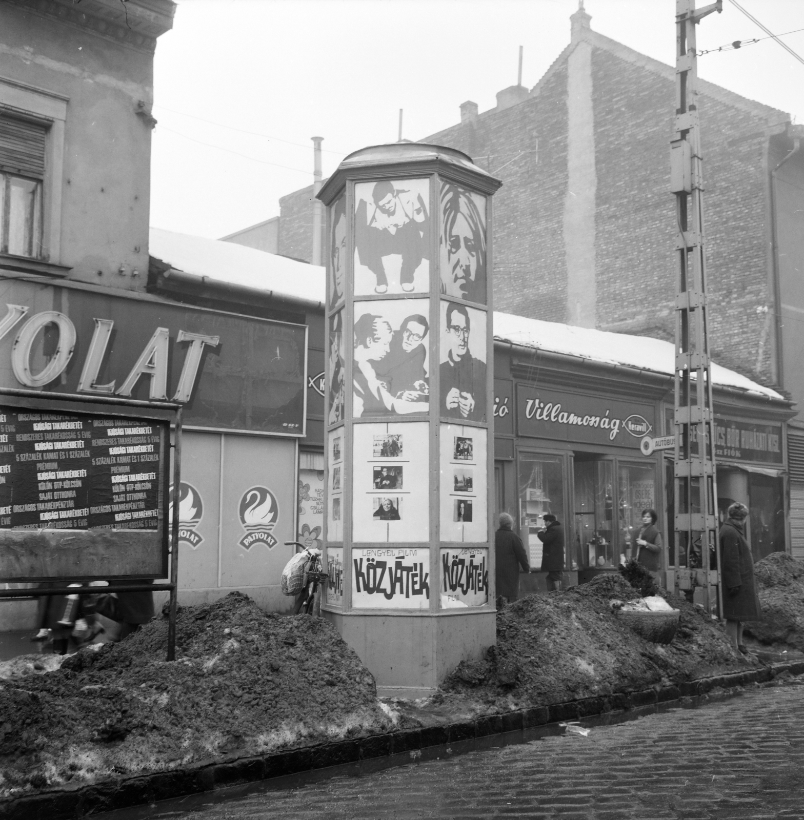 Magyarország, Budapest IV., Árpád út, a Fővárosi Moziüzemi Vállalat (FÖMO) által forgalmazott film hirdetése. Háttérben a 68. és 70-es számú ház., 1971, FŐFOTÓ, Budapest, üzlet, hirdetőoszlop, hókupac, Fortepan #215233