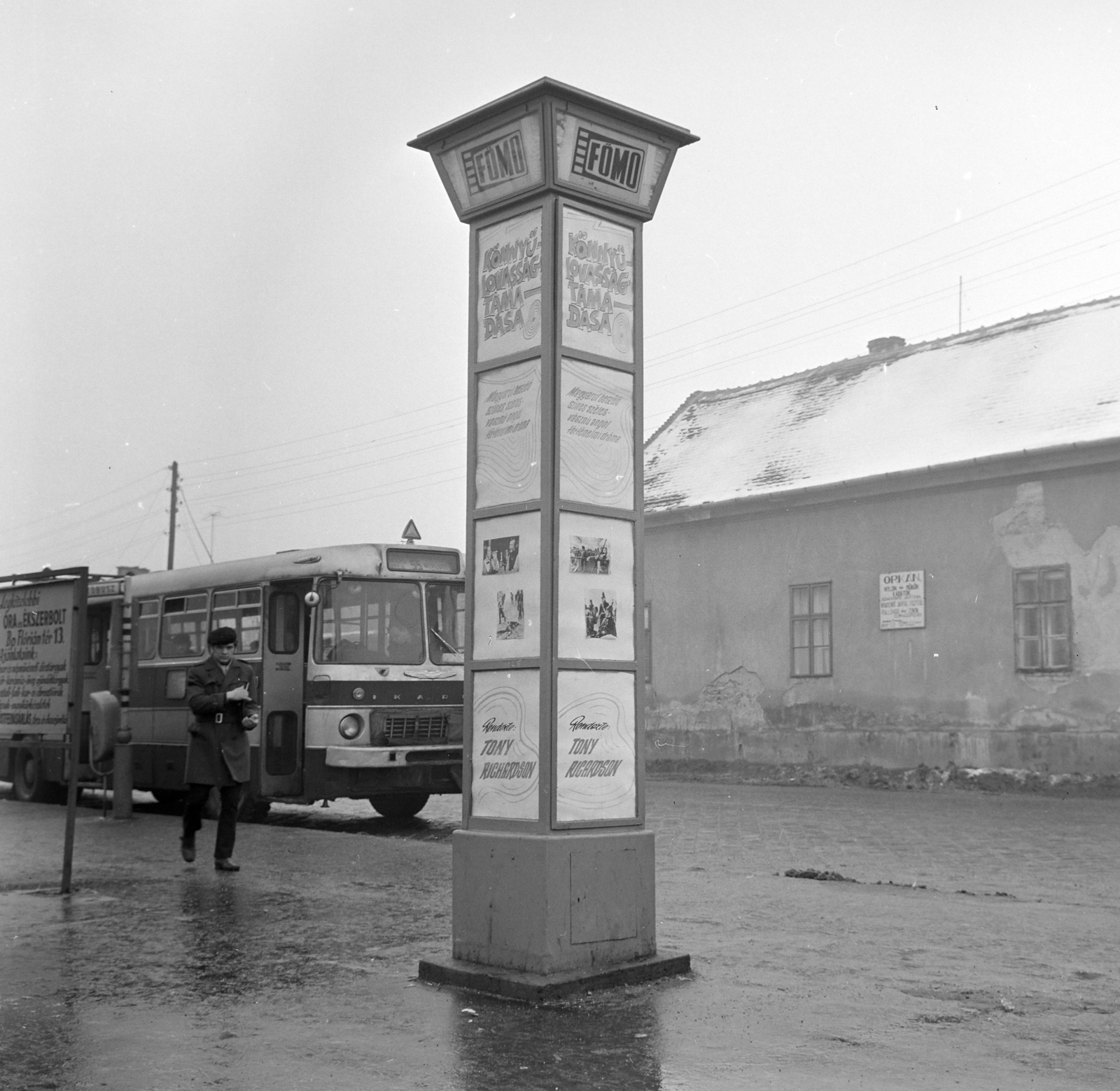 Magyarország, Óbuda, Budapest III., Szentendrei út, a Fővárosi Moziüzemi Vállalat (FŐMO) által forgalmazott filmek hirdetőoszlopa a Miklós utcai autóbusz végállomáson., 1971, FŐFOTÓ, Budapest, férfi, hirdetőoszlop, autóbusz, Fortepan #215234