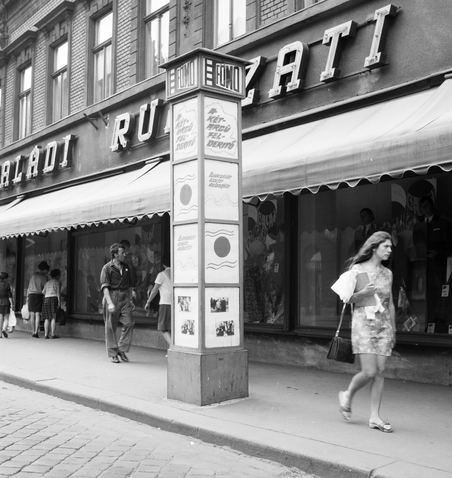 Magyarország, Budapest VII., Thököly út, a Fővárosi Moziüzemi Vállalat (FŐMO) által forgalmazott filmek hirdetőoszlopa a 24-es számú ház előtt., 1971, FŐFOTÓ, Budapest, hirdetőoszlop, Ruházati Bolt Vállalat, Fortepan #215236