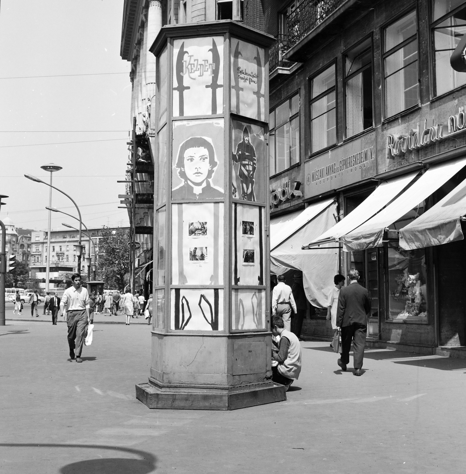 Magyarország, Budapest VI., Károly (Tanács) körút az Erzsébet (Engels) tér felé nézve, a Fővárosi Moziüzemi Vállalat (FŐMO) által forgalmazott film hirdetése., 1971, FŐFOTÓ, Budapest, üzlet, hirdetőoszlop, Fortepan #215238