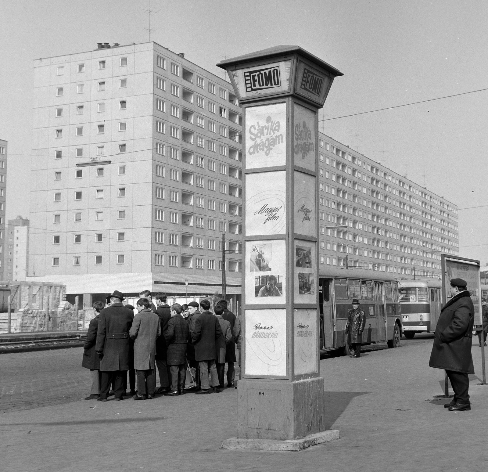 Magyarország, Óbuda, Budapest III., Szentendrei út, a Fővárosi Moziüzemi Vállalat (FŐMO) által forgalmazott filmek hirdetőoszlopa a Miklós utcai autóbusz végállomáson., 1971, FŐFOTÓ, Budapest, Fortepan #215240