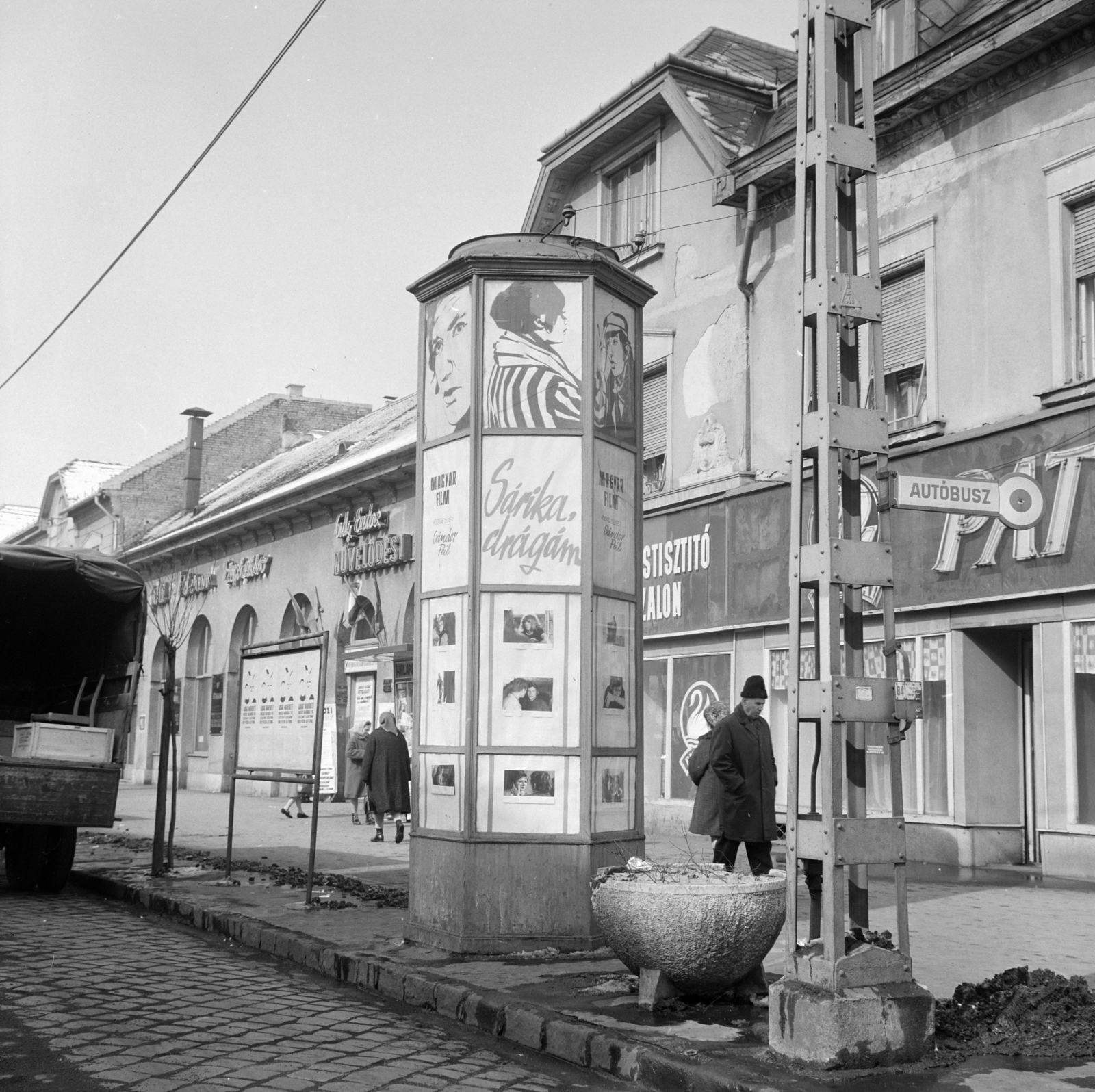 Hungary, Budapest IV., Árpád út, a Fővárosi Moziüzemi Vállalat (FÖMO) által forgalmazott film hirdetése a 68-as számú ház előtt., 1971, FŐFOTÓ, Budapest, Fortepan #215241