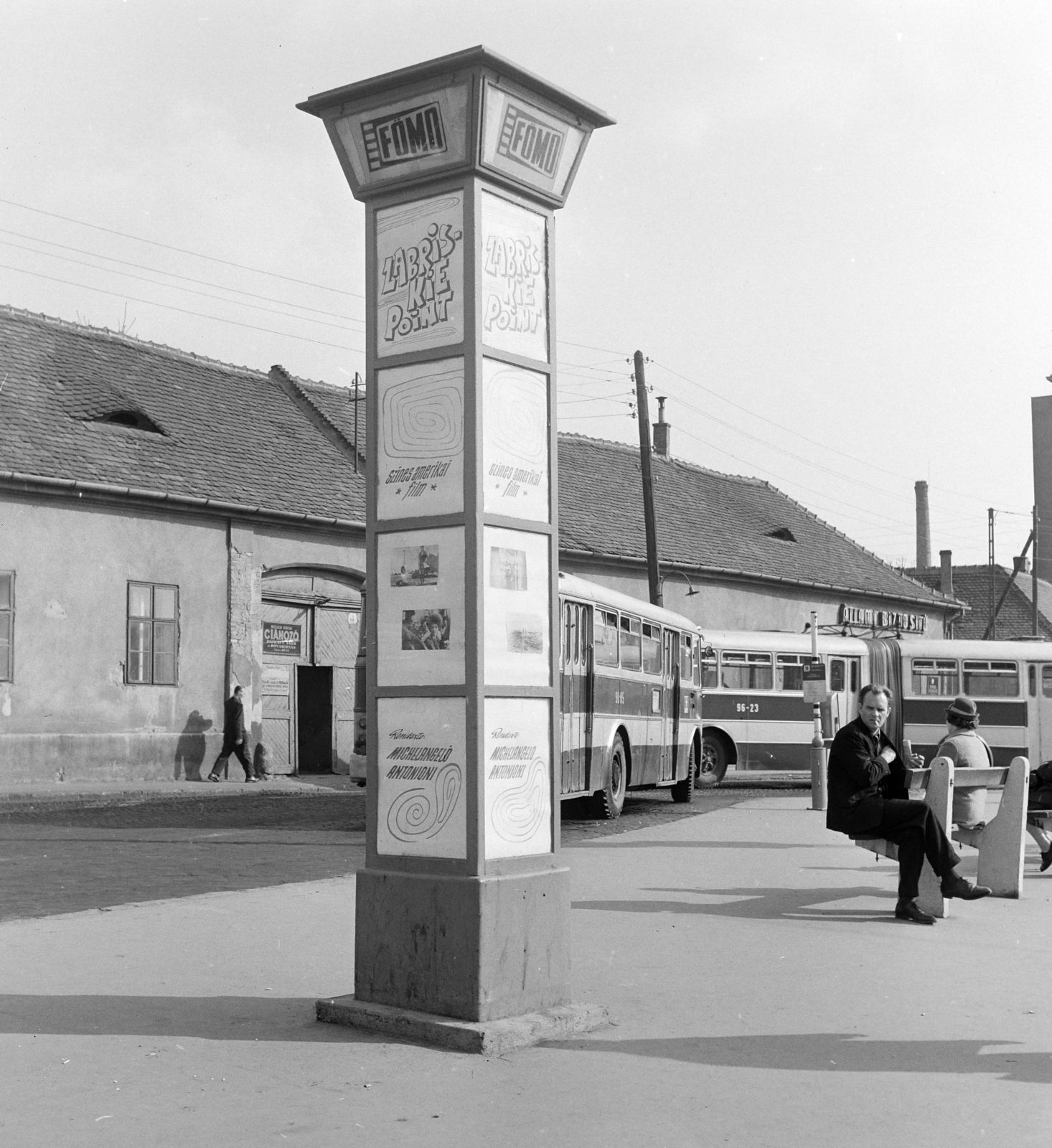 Magyarország, Óbuda, Budapest III., Szentendrei út, a Fővárosi Moziüzemi Vállalat (FŐMO) által forgalmazott filmek hirdetőoszlopa a Miklós utcai autóbusz végállomáson., 1971, FŐFOTÓ, Budapest, Fortepan #215242