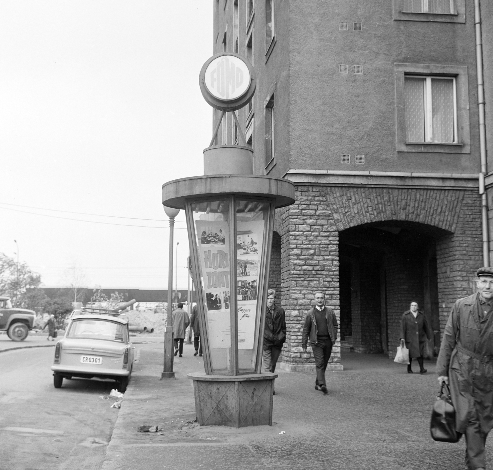 Hungary, Budapest XIV., Örs vezér tere a Kerepesi út felé nézve. A Fővárosi Moziüzemi Vállalat (FŐMO) által forgalmazott filmeket hirdető vitrinoszlop., 1971, FŐFOTÓ, Budapest, Fortepan #215244