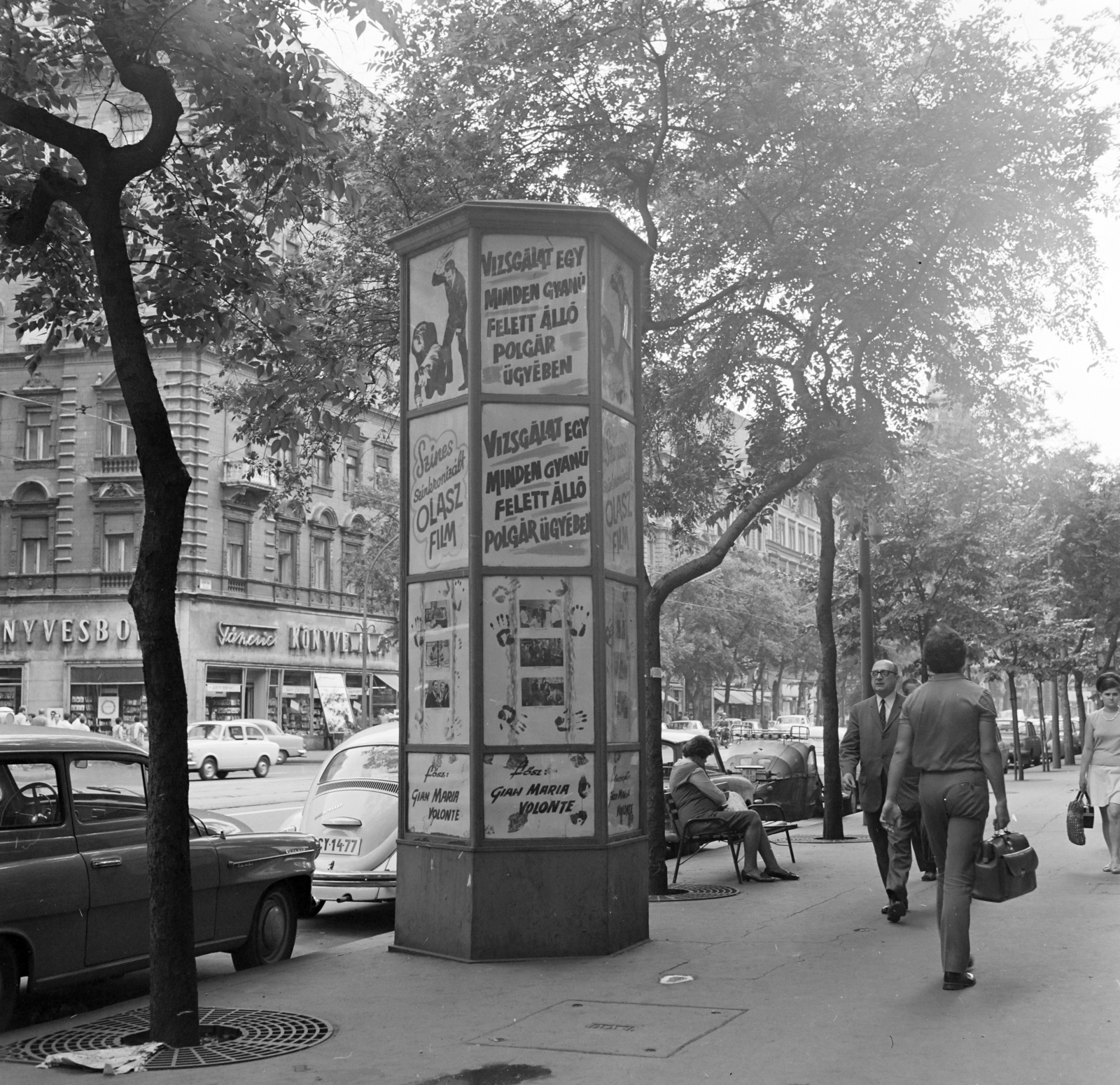 Magyarország, Budapest VII., Erzsébet (Lenin) körút, a Fővárosi Moziüzemi Vállalat (FŐMO) által forgalmazott film hirdetése, balra a túloldalon a Barcsay utca torkolata., 1971, FŐFOTÓ, Budapest, Fortepan #215246