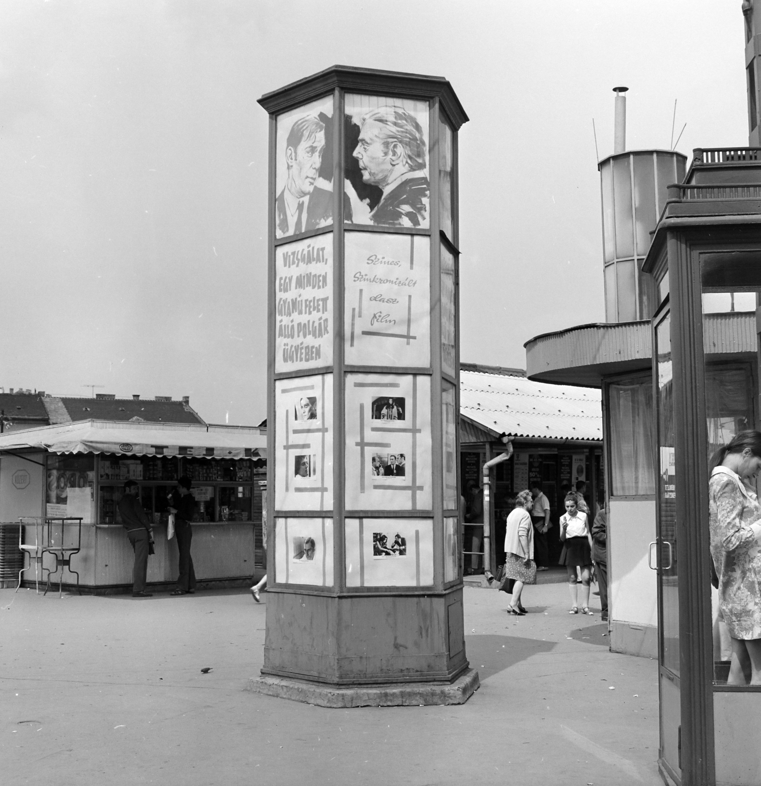 Magyarország, Budapest II., Széll Kálmán (Moszkva) tér, a Fővárosi Moziüzemi Vállalat (FŐMO) által forgalmazott film hirdetése a Várfok utcához vezető felüljárónál., 1971, FŐFOTÓ, Budapest, Fortepan #215247