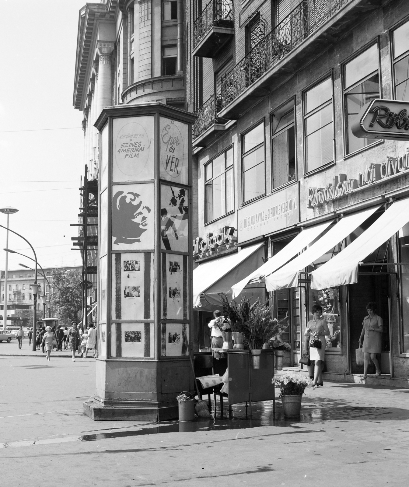 Hungary, Budapest VI., Károly (Tanács) körút az Erzsébet (Engels) tér felé nézve, a Fővárosi Moziüzemi Vállalat (FŐMO) által forgalmazott film hirdetése., 1971, FŐFOTÓ, Budapest, Fortepan #215253