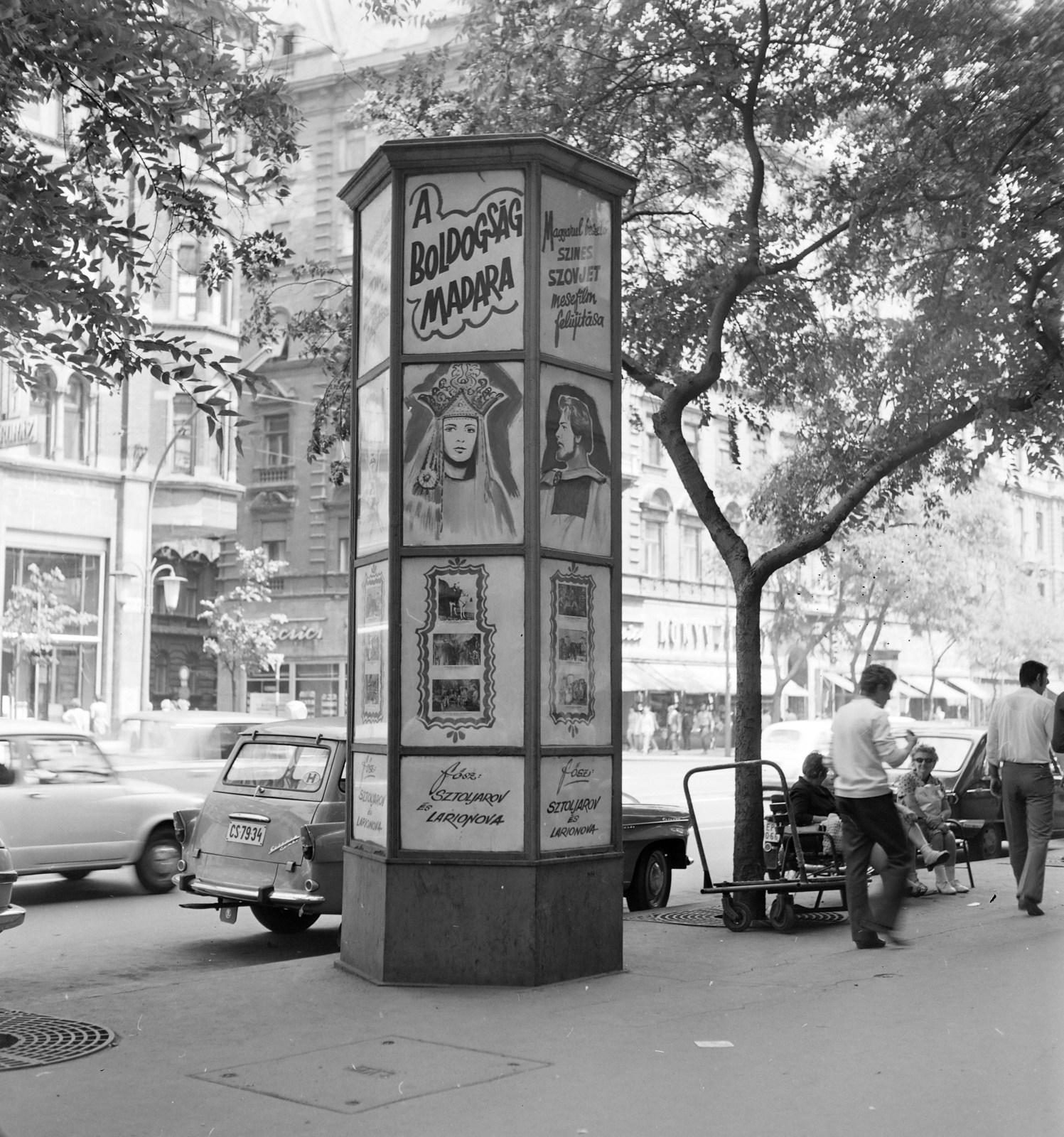 Magyarország, Budapest VII., Erzsébet (Lenin) körút, a Fővárosi Moziüzemi Vállalat (FŐMO) által forgalmazott film hirdetése, balra a túloldalon a Barcsay utca torkolata., 1971, FŐFOTÓ, Budapest, Fortepan #215254