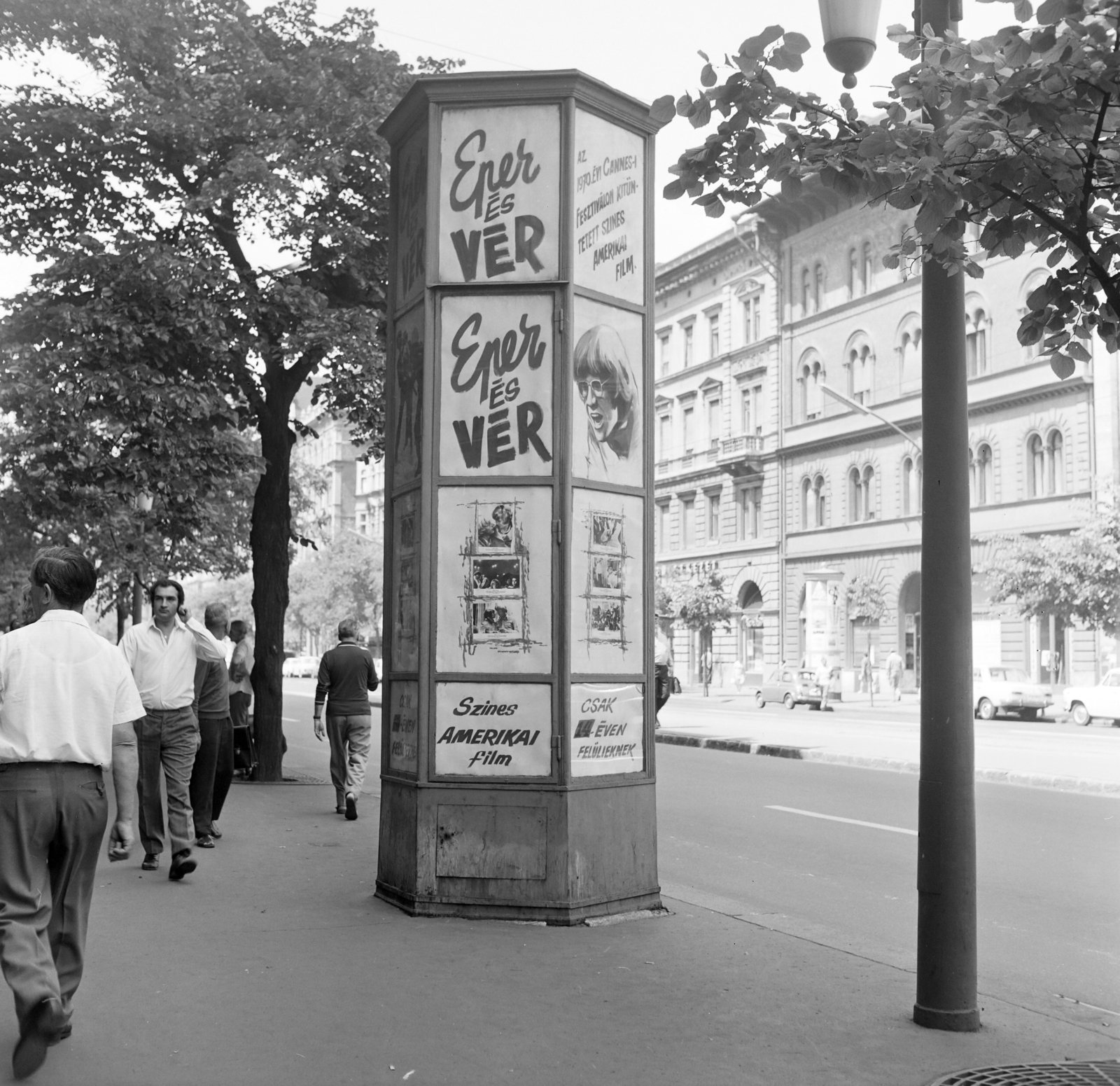 Magyarország, Budapest VII., Erzsébet (Lenin) körút, a Fővárosi Moziüzemi Vállalat (FŐMO) által forgalmazott film hirdetése, jobba a túloldalon a 33-as számú ház., 1971, FŐFOTÓ, Budapest, Fortepan #215255