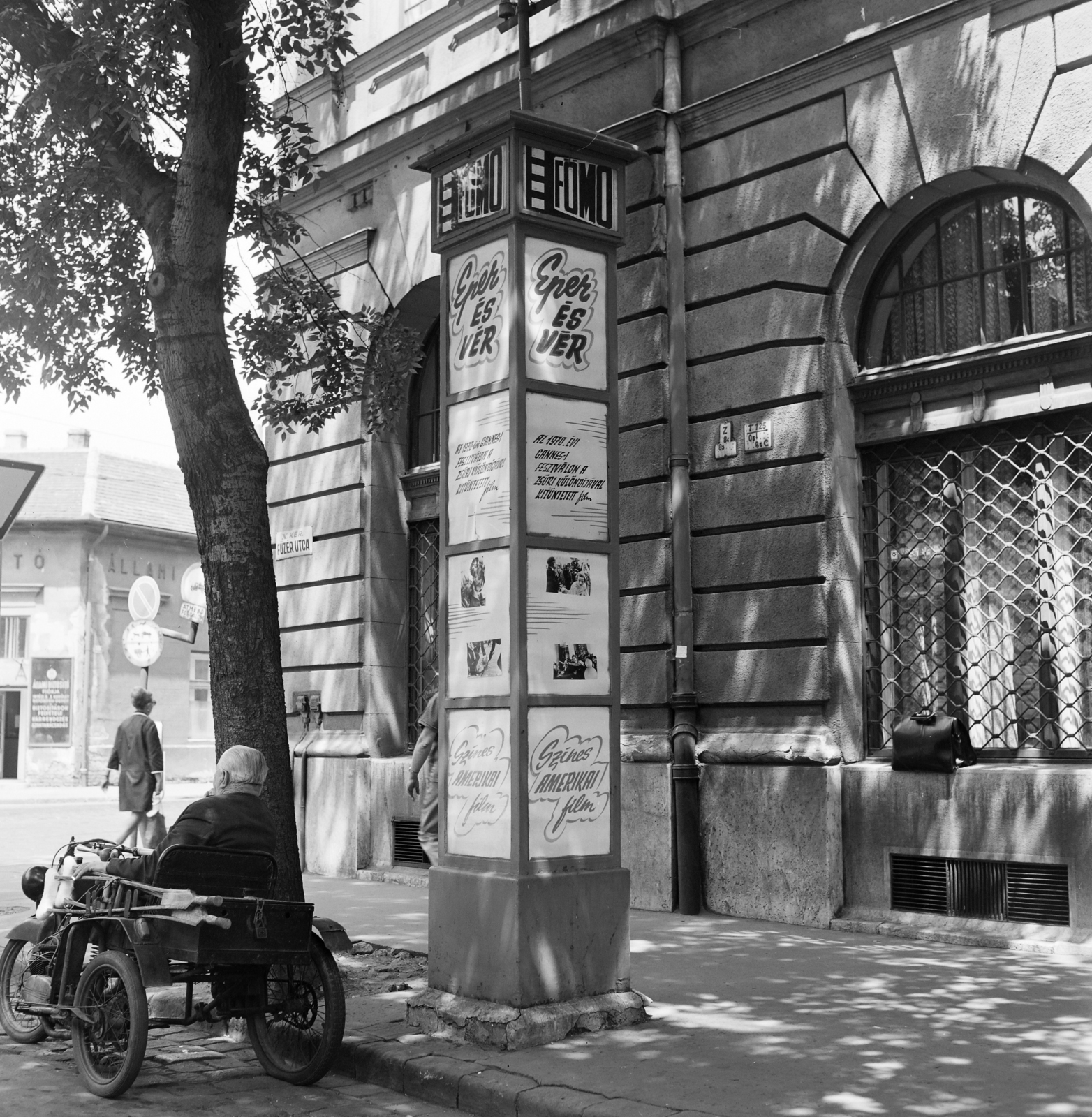 Magyarország, Budapest X., Füzér utca az egykori kaszinó előtt. A Fővárosi Moziüzemi Vállalat (FŐMO) által forgalmazott filmek hirdetőoszlopa, balra a háttérben a Kőrösi Csoma sétány (Kőrösi Csoma Sándor út)., 1971, FŐFOTÓ, Budapest, Fortepan #215256