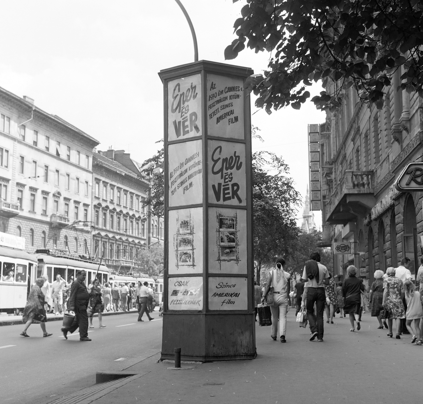 Magyarország, Budapest VII., Erzsébet (Lenin) körút, a 30-as számú ház előtt a Fővárosi Moziüzemi Vállalat (FŐMO) által forgalmazott film hirdetése., 1971, FŐFOTÓ, Budapest, Fortepan #215258