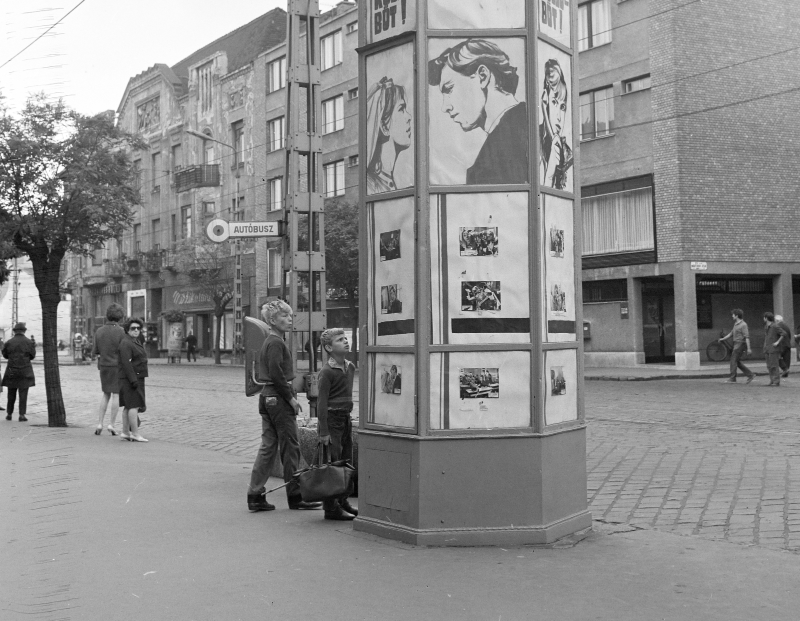 Magyarország, Budapest IV., Árpád út az István (Bajcsy-Zsilinszky) út felé nézve, jobbra a Mártírok útja torkolata. Előtérben a Fővárosi Moziüzemi Vállalat (FÖMO) által forgalmazott film hirdetése., 1971, FŐFOTÓ, Budapest, Best of, Fortepan #215260