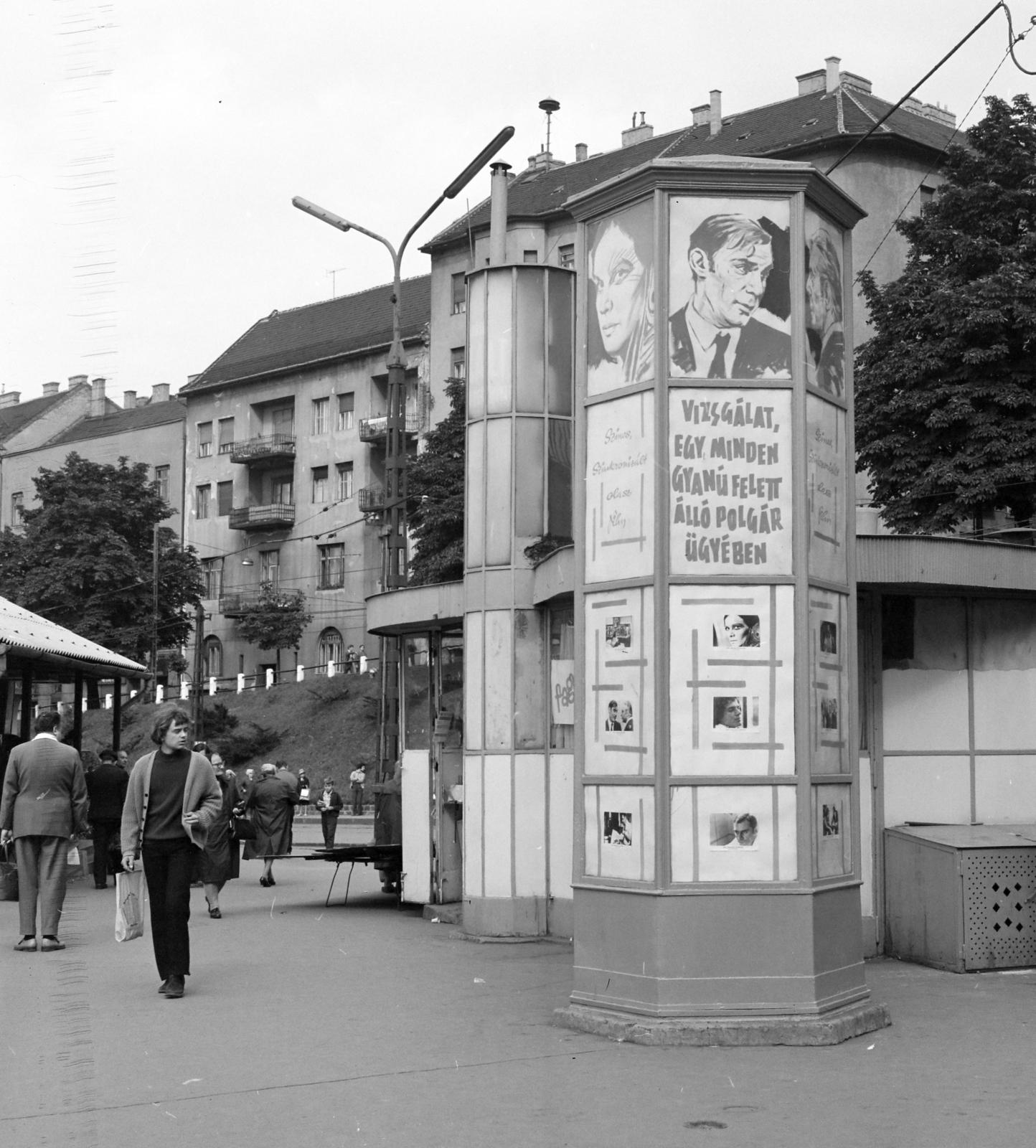 Hungary, Budapest II.,Budapest I., Széll Kálmán (Moszkva) tér, a Fővárosi Moziüzemi Vállalat (FŐMO) által forgalmazott film hirdetése. Háttérben a Vérmező úti házak., 1971, FŐFOTÓ, Budapest, Fortepan #215261