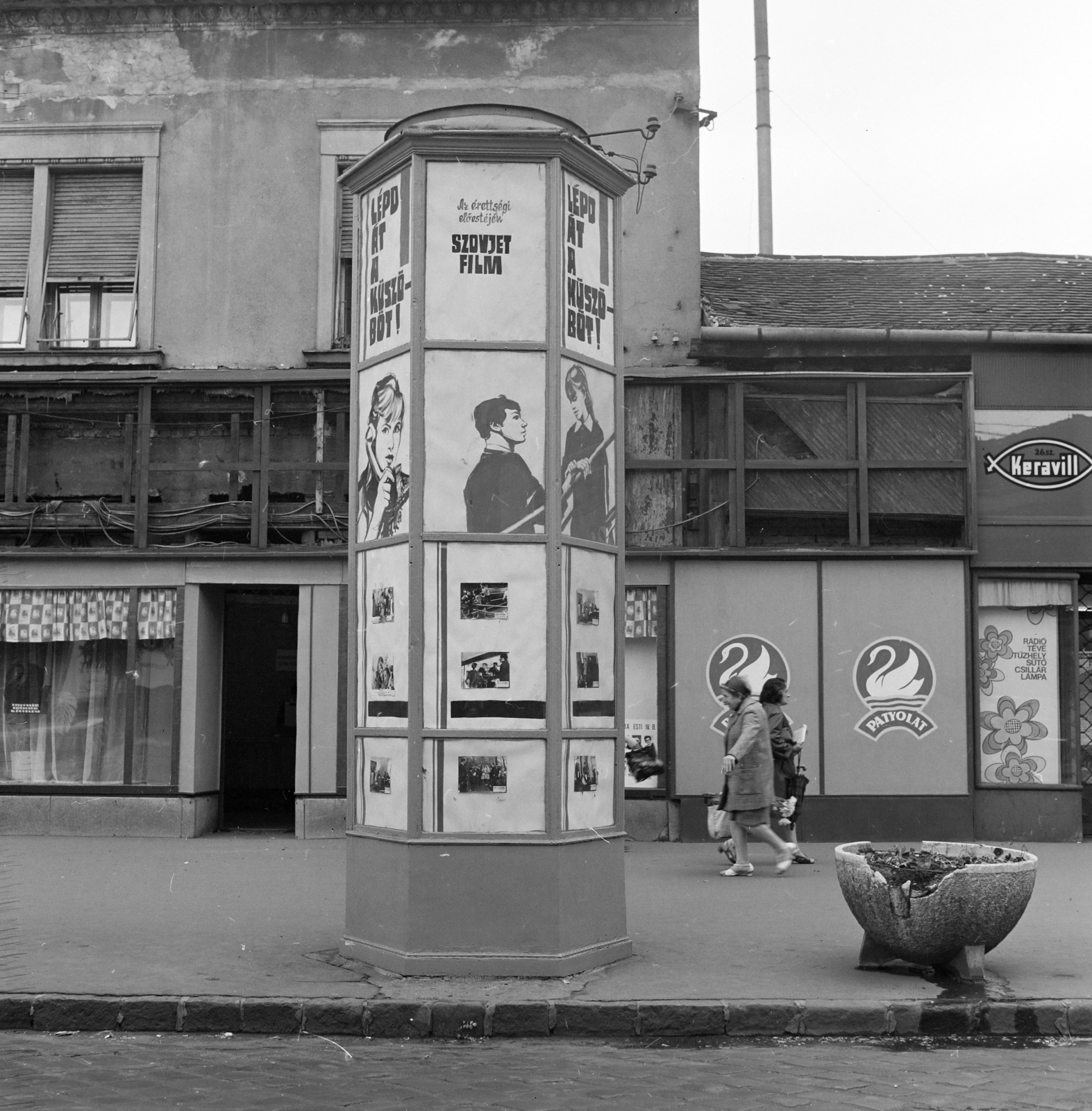 Magyarország, Budapest IV., Árpád út, a Fővárosi Moziüzemi Vállalat (FÖMO) által forgalmazott film hirdetése. Háttérben a 68. és 70-es számú ház., 1971, FŐFOTÓ, Budapest, Fortepan #215262
