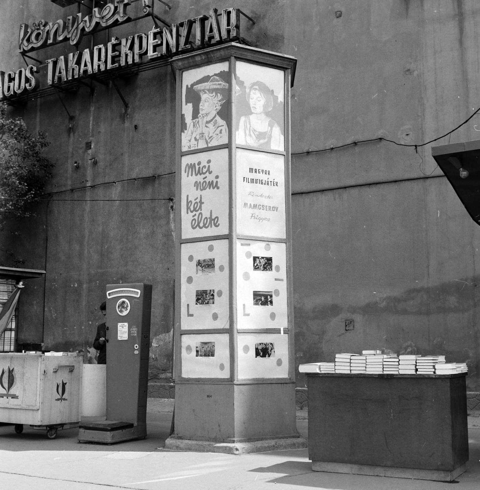 Magyarország, Budapest VIII., Kálvin tér, tűzfal a Múzeum utca és a Baross utca között, előtte a Fővárosi Moziüzemi Vállalat (FŐMO) által forgalmazott film hirdetése., 1971, FŐFOTÓ, Budapest, Fortepan #215265