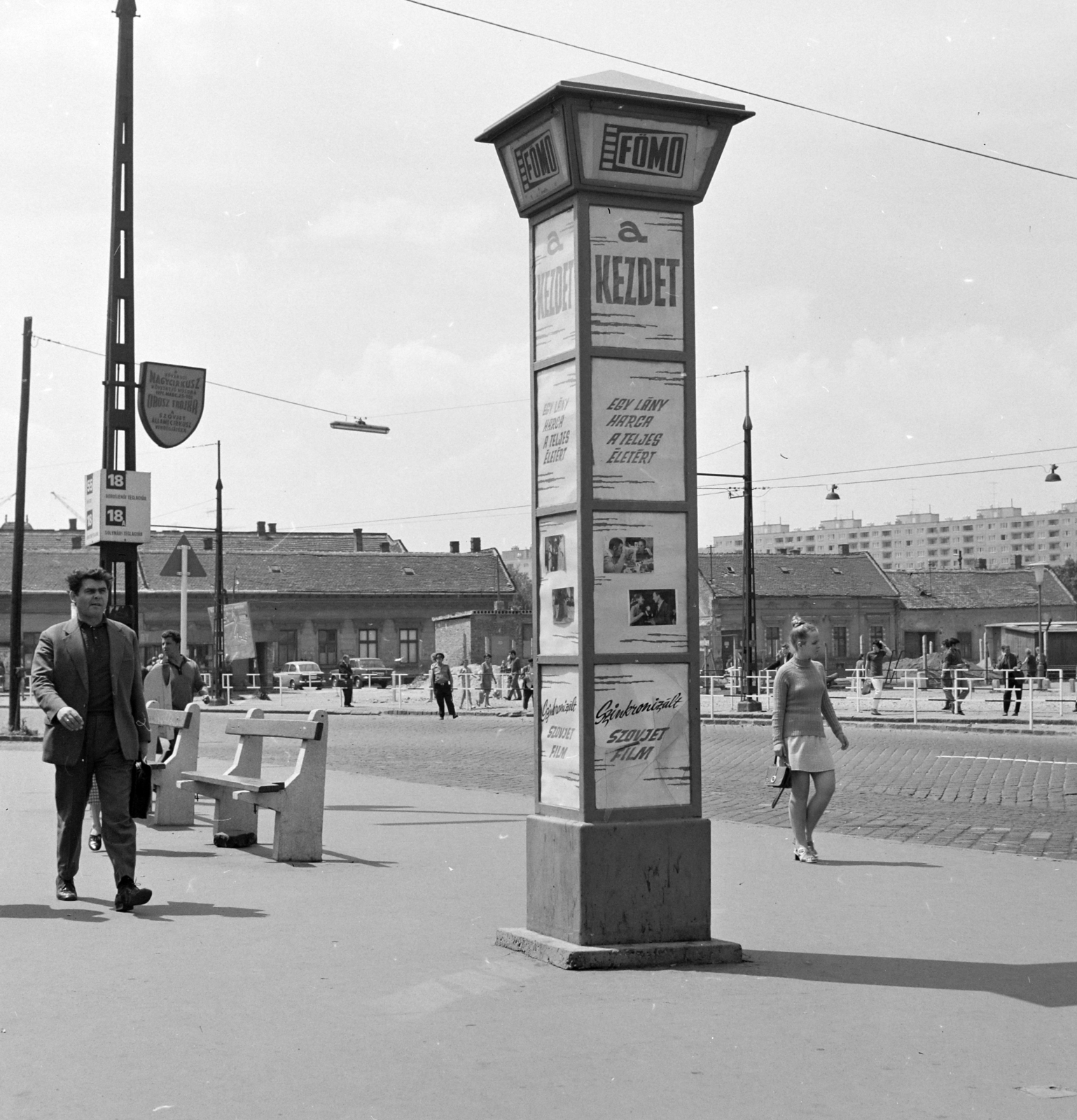 Magyarország, Óbuda, Budapest III., a Szentendrei út a Miklós utcai autóbusz-végállomástól a Flórián tér felé nézve. Előtérben a Fővárosi Moziüzemi Vállalat (FŐMO) által forgalmazott filmek hirdetőoszlopa., 1971, FŐFOTÓ, Budapest, Fortepan #215267