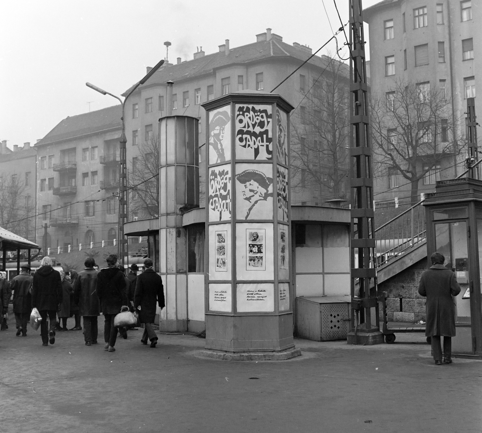Magyarország, Budapest II.,Budapest I., Széll Kálmán (Moszkva) tér, a Fővárosi Moziüzemi Vállalat (FŐMO) által forgalmazott film hirdetése a Várfok utcához vezető felüljárónál. Háttérben a Vérmező út házsora., 1971, FŐFOTÓ, Budapest, Fortepan #215272