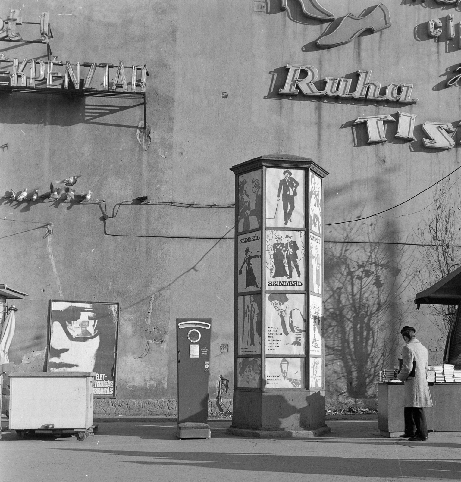 Magyarország, Budapest VIII., Kálvin tér, tűzfal a Múzeum utca és a Baross utca között, előtte a Fővárosi Moziüzemi Vállalat (FŐMO) által forgalmazott film hirdetése., 1971, FŐFOTÓ, Budapest, plakát, tűzfal, neon felirat, mérleg, Fortepan #215273