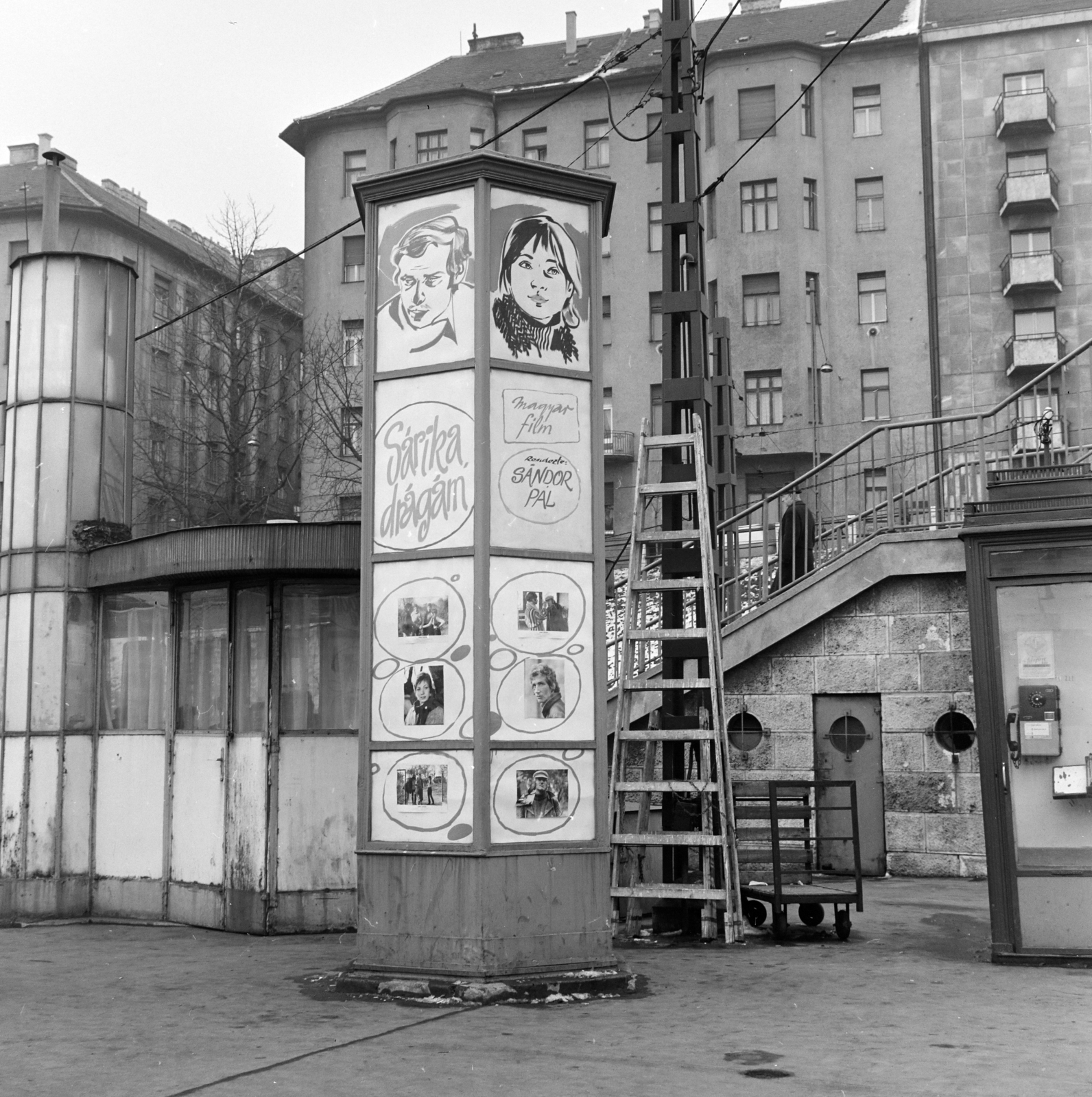 Magyarország, Budapest II.,Budapest I., Széll Kálmán (Moszkva) tér, a Fővárosi Moziüzemi Vállalat (FŐMO) által forgalmazott film hirdetése. Háttérben a Vérmező úti házak., 1971, FŐFOTÓ, Budapest, Fortepan #215275