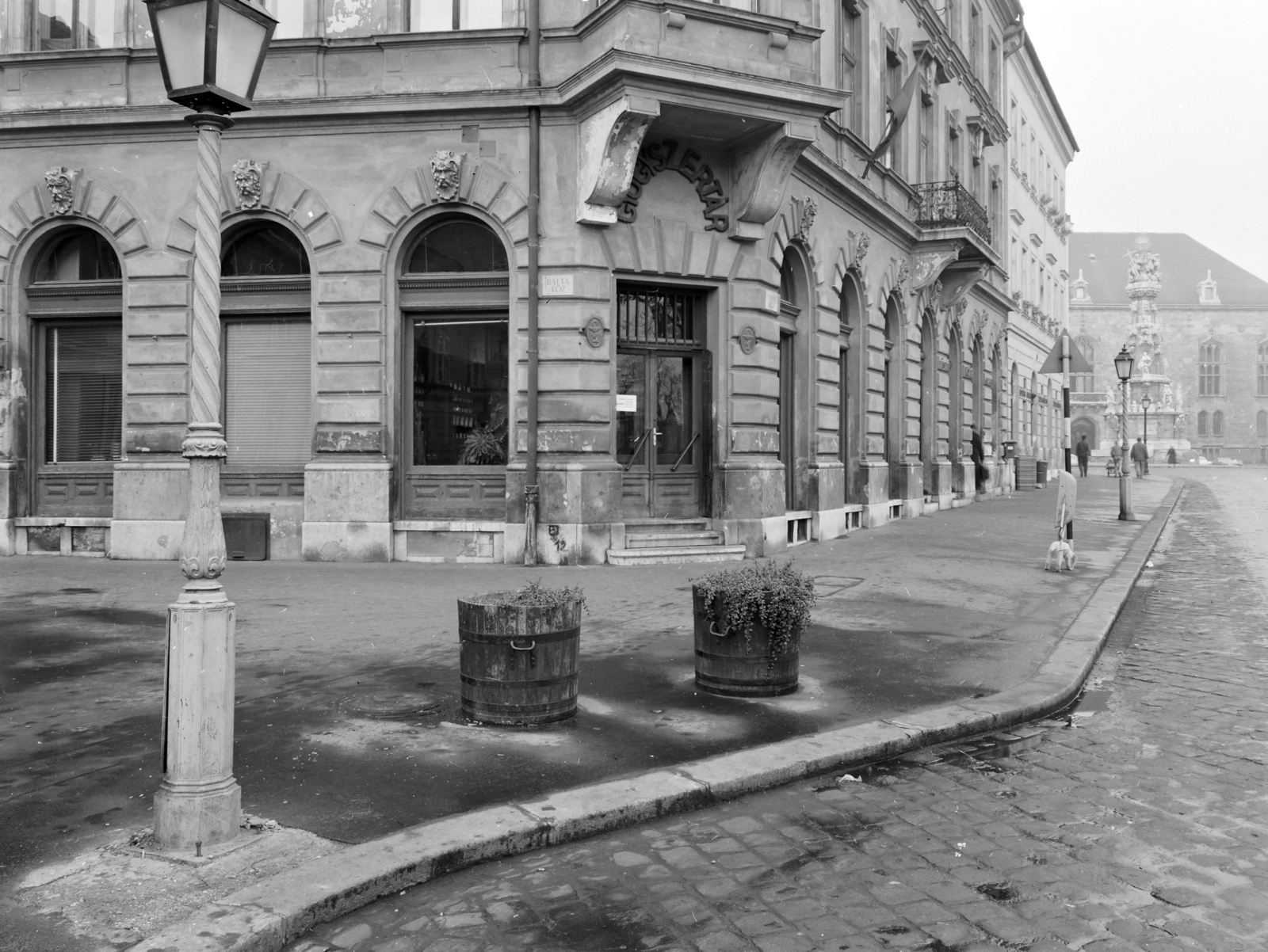 Magyarország, budai Vár, Budapest I., Balta köz - Tárnok utca sarok, jobbra a háttérben a Szentháromság-szobor., 1971, FŐFOTÓ, Budapest, Fortepan #215286